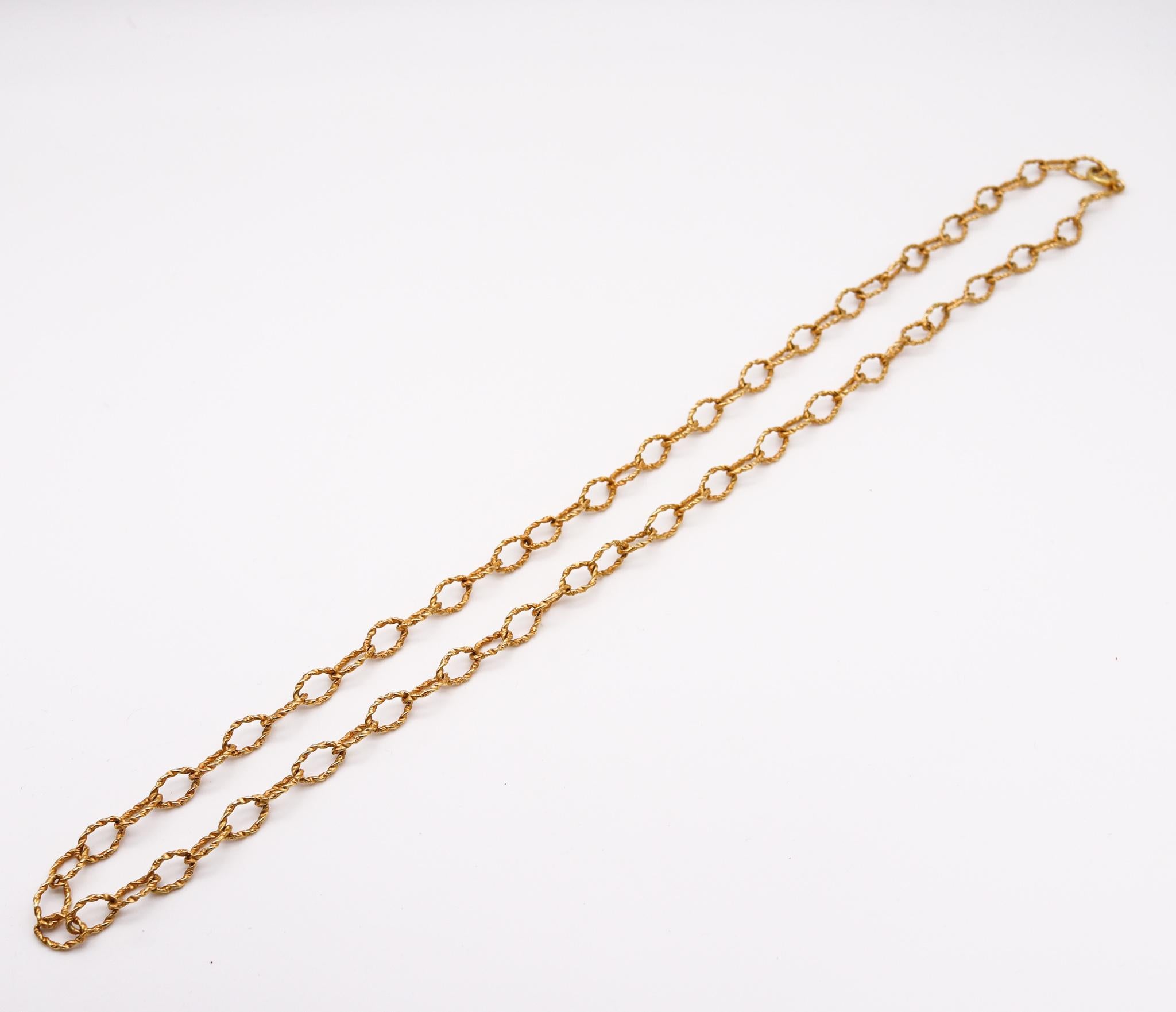Italian Retro 1970 Modernist Long Chain with Textured Links in 18Kt Yellow Gold 2