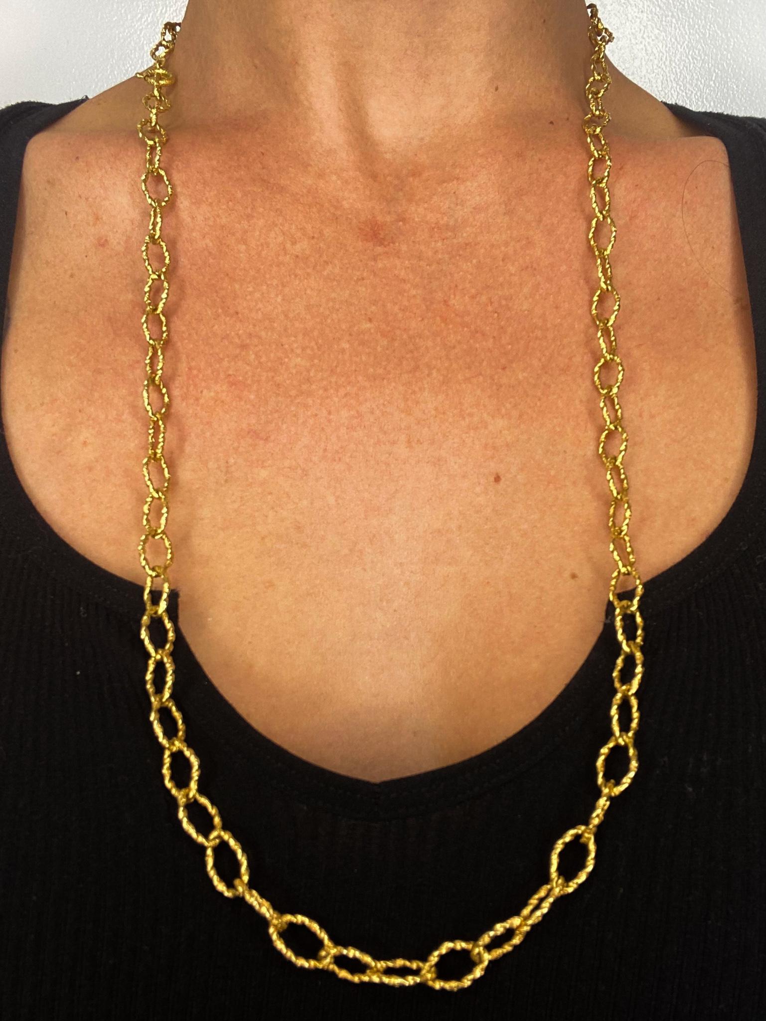 Italian Retro 1970 Modernist Long Chain with Textured Links in 18Kt Yellow Gold 4