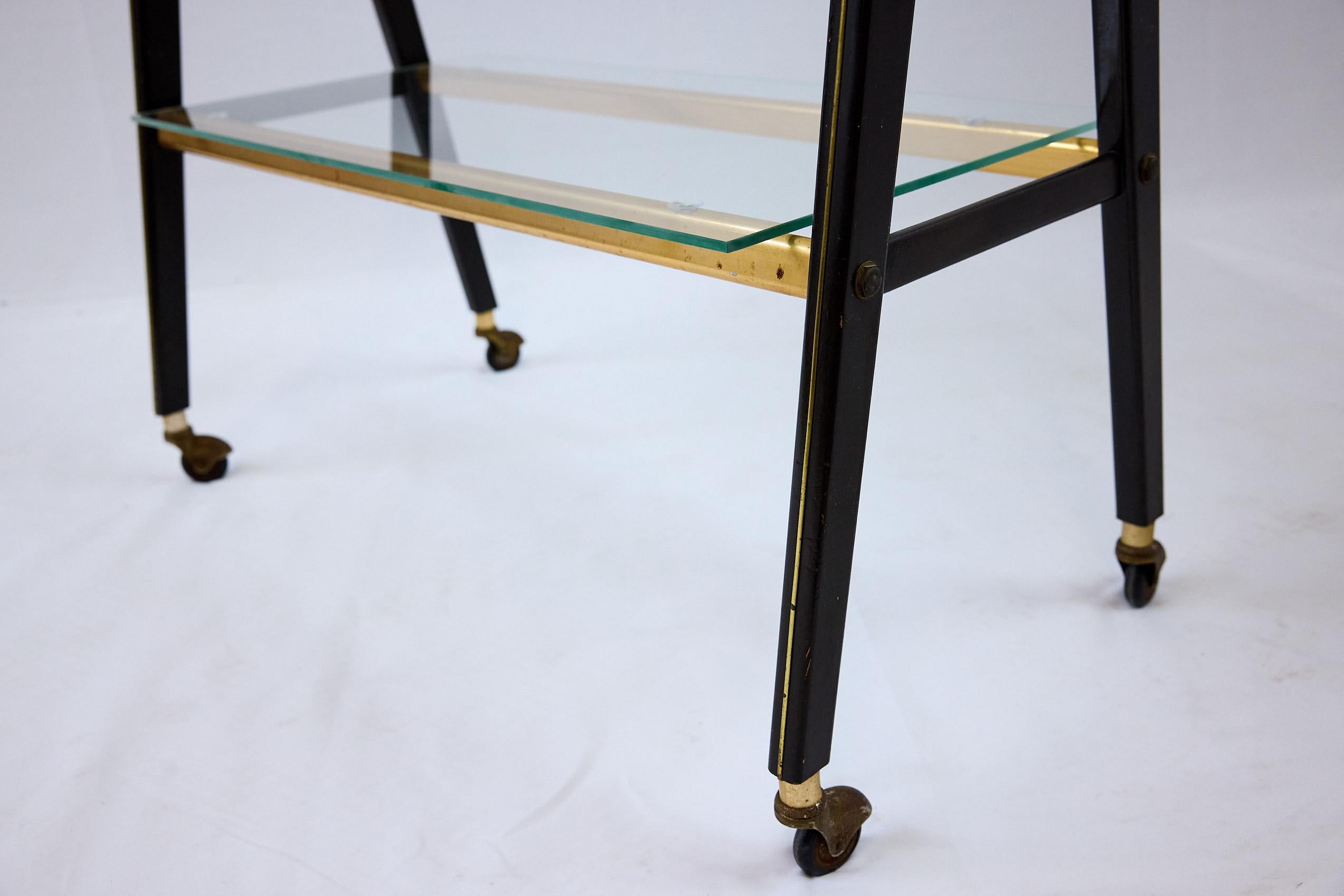 Italienischer Retro-Barwagen mit Glasregale, ca. 1960er Jahre im Angebot 7