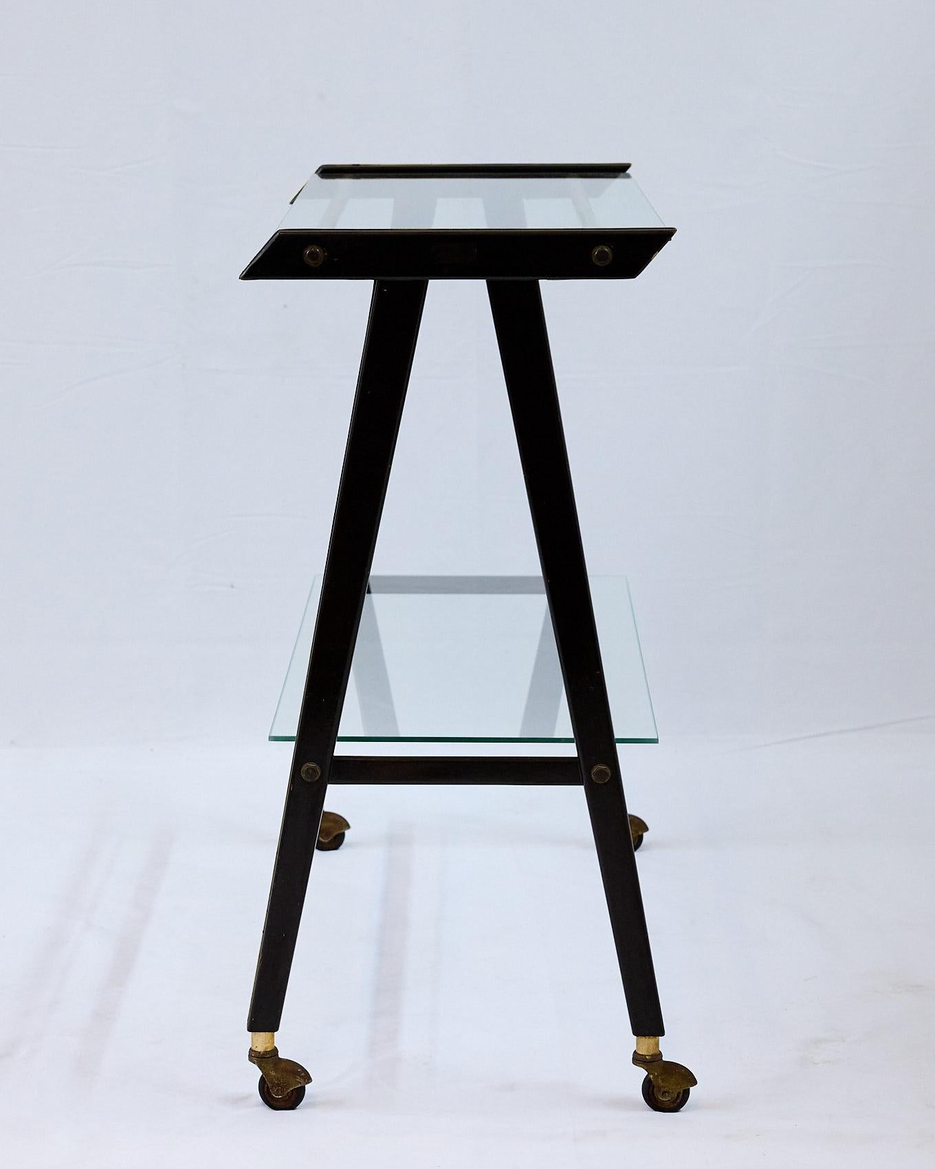 Italienischer Retro-Barwagen mit Glasregale, ca. 1960er Jahre (Moderne der Mitte des Jahrhunderts) im Angebot
