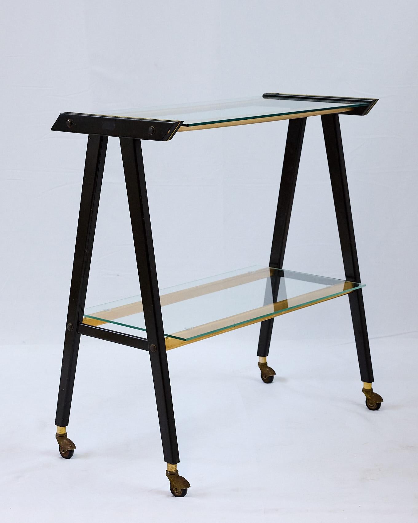 Italienischer Retro-Barwagen mit Glasregale, ca. 1960er Jahre im Zustand „Gut“ im Angebot in Atlanta, GA