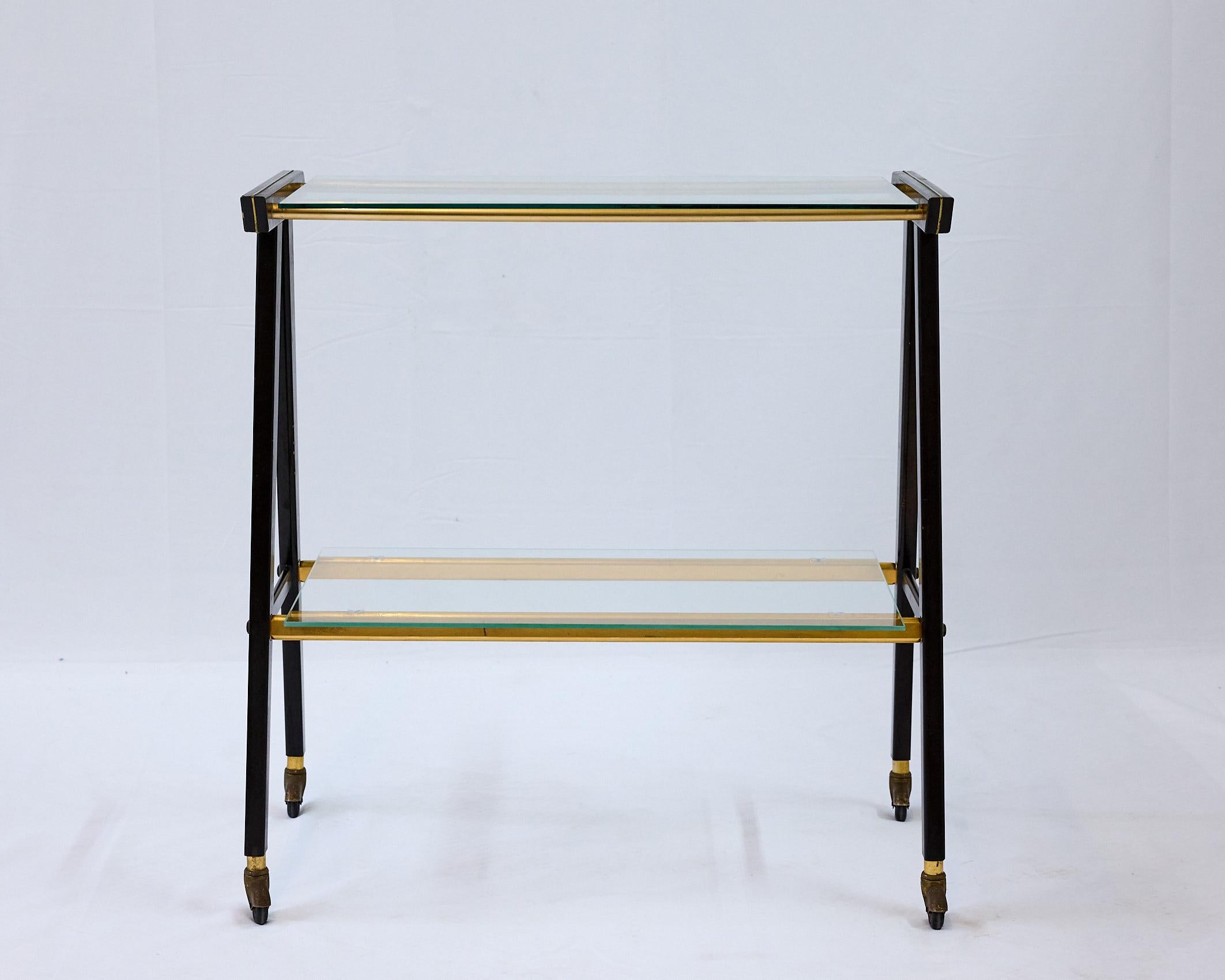 Italienischer Retro-Barwagen mit Glasregale, ca. 1960er Jahre (Metall) im Angebot
