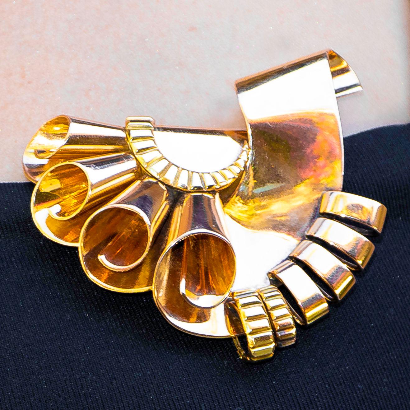 Italian Retro Style Brooch 18 Karat Yellow Gold In Excellent Condition In Carlsbad, CA