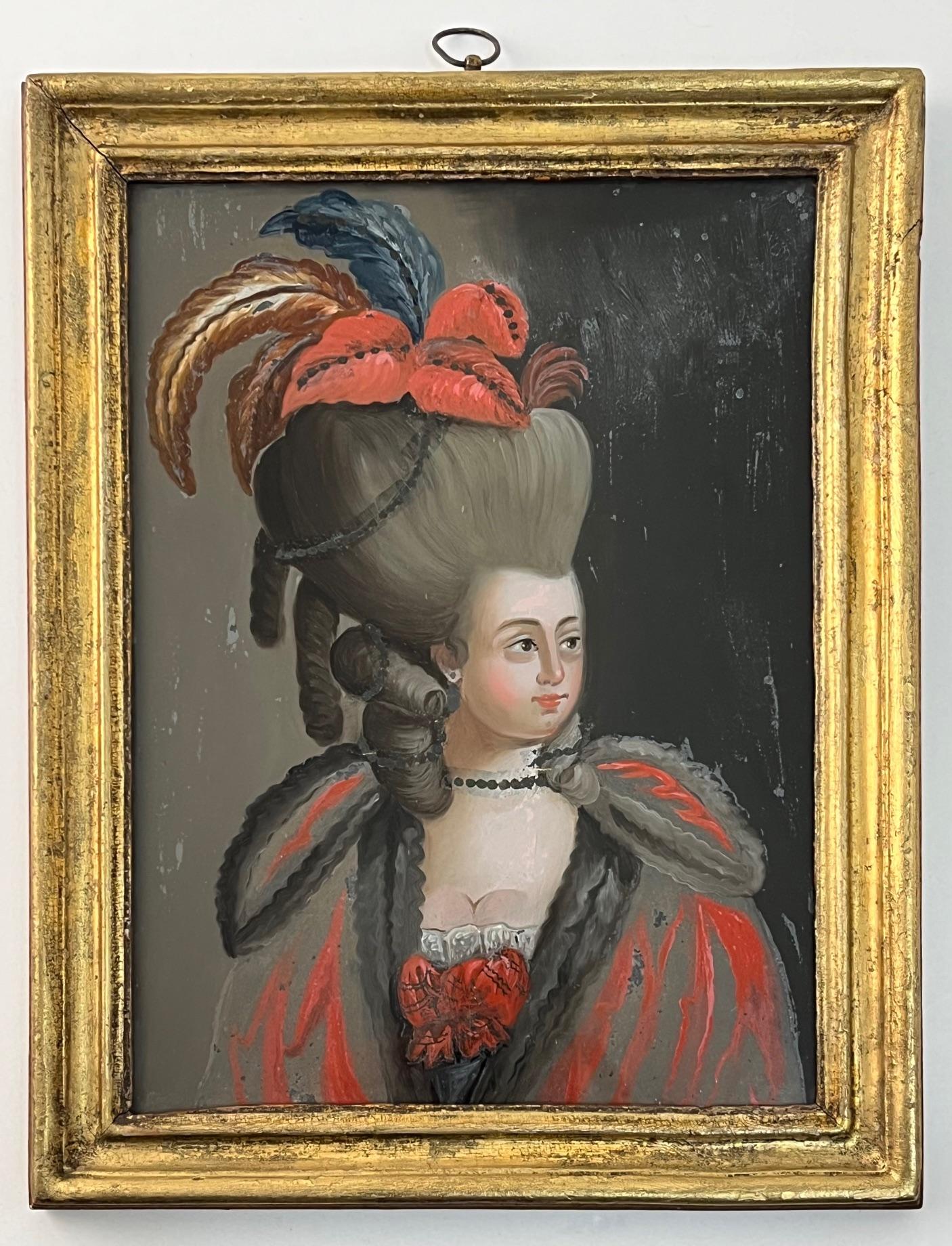 Magnifique peinture italienne naïve vers 1775, en verre inversé polychrome, de fabrication romaine, représentant une dame noble ou à la mode dans une tenue somptueuse, dans son cadre d'origine en bois doré moulé.  La plaque de verre mesure 9