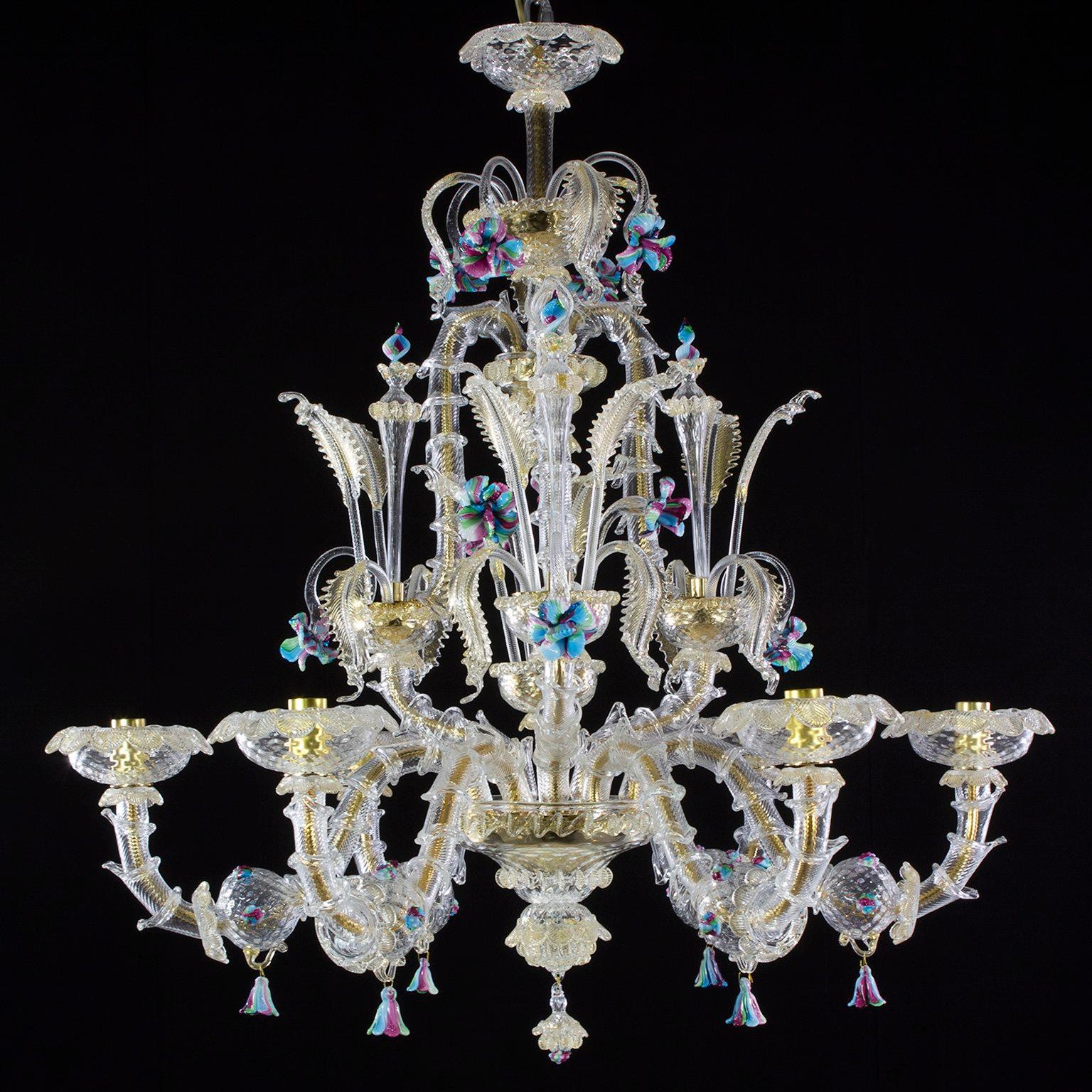 Caesar chandelier 6 arms, clear and gold, Murano glass, details and flowers in vitreous paste by Multiforme
The name, as well as the structure evokes the splendour of the past centuries. It is an evergreen model, a Classic product manufactured by