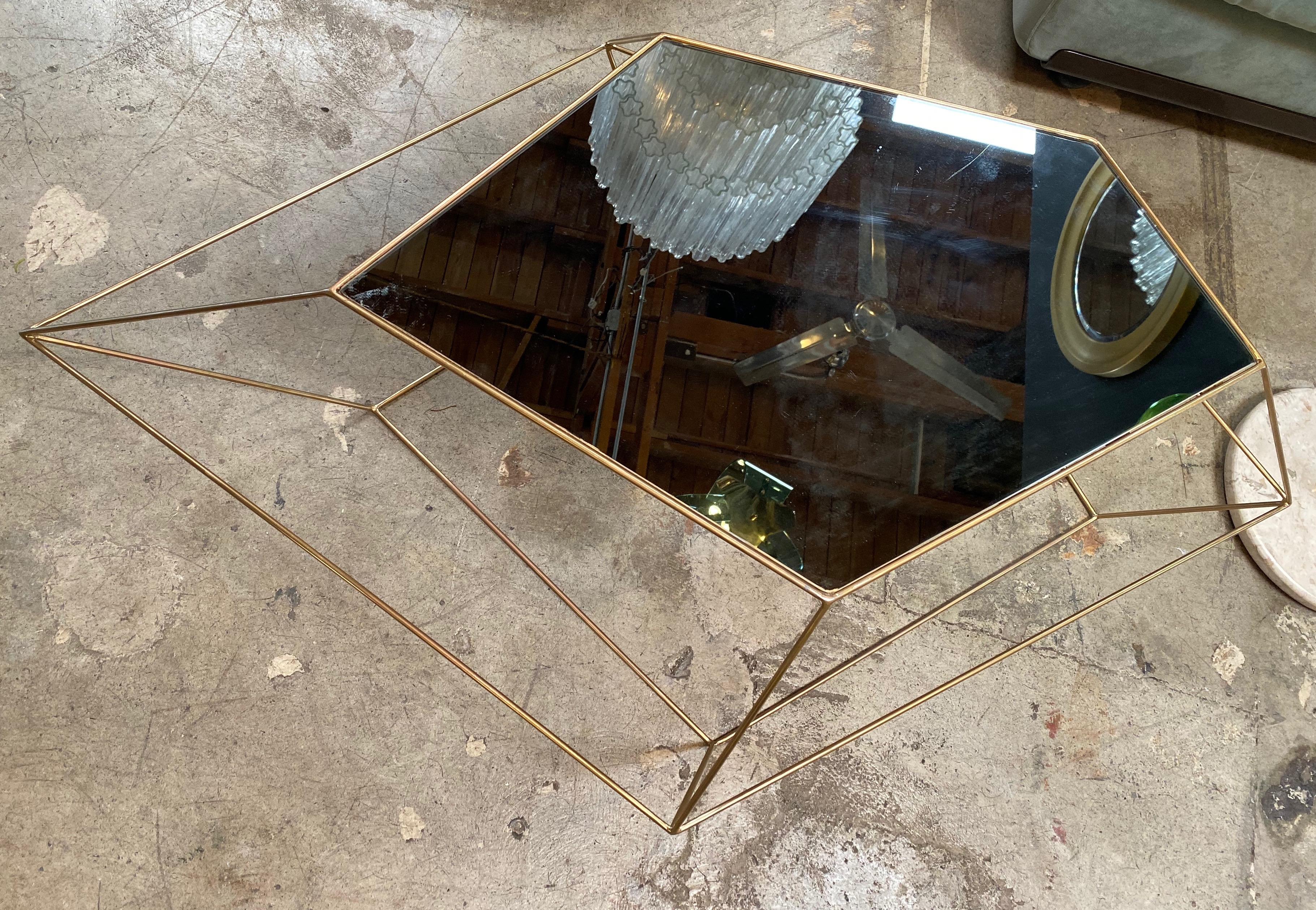Mesa de centro escultórica italiana romboidal de latón y cristal Italia años 70