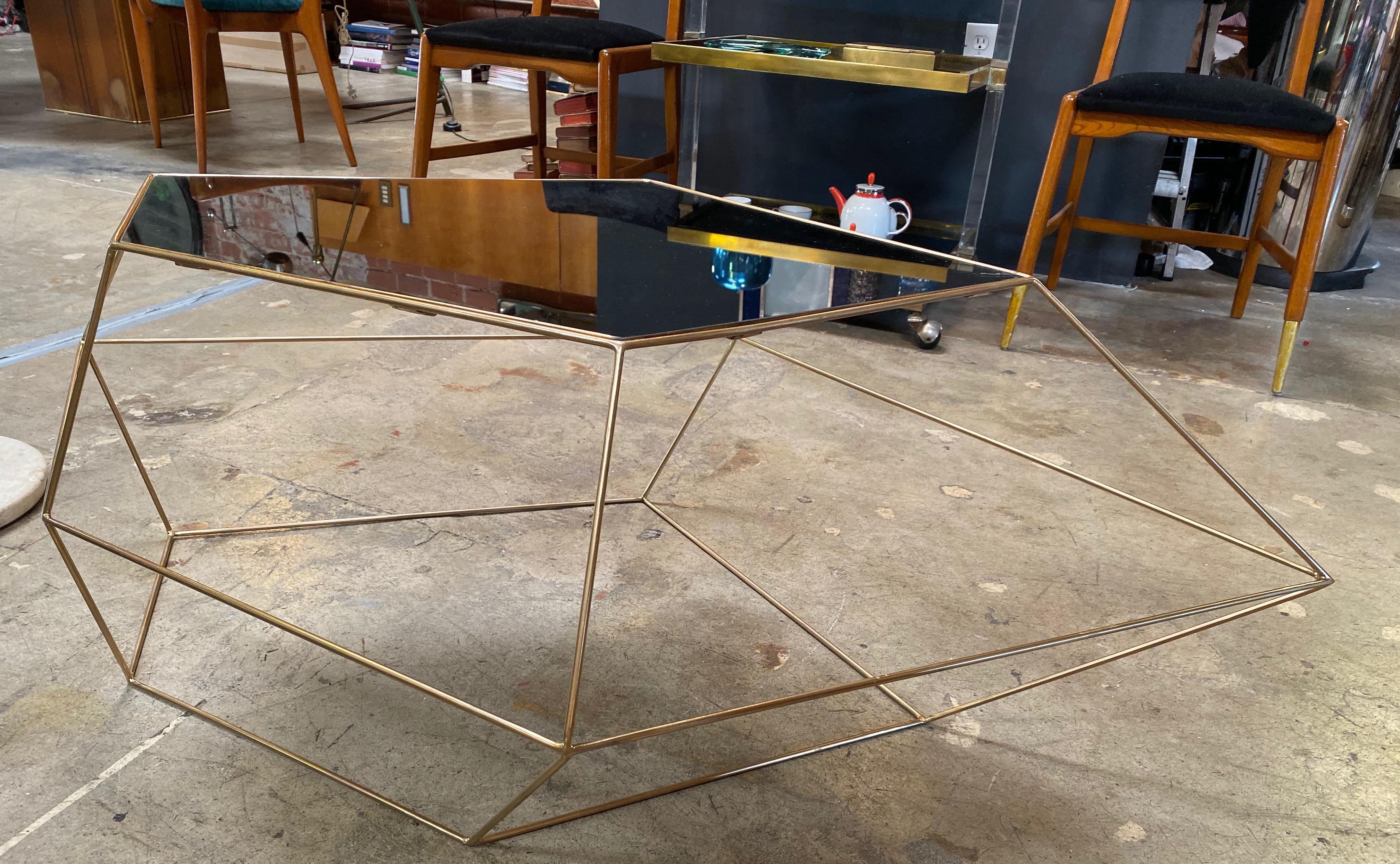 Mesa de centro italiana escultórica romboidal de latón y cristal Italia años 70 Hecho a mano en venta