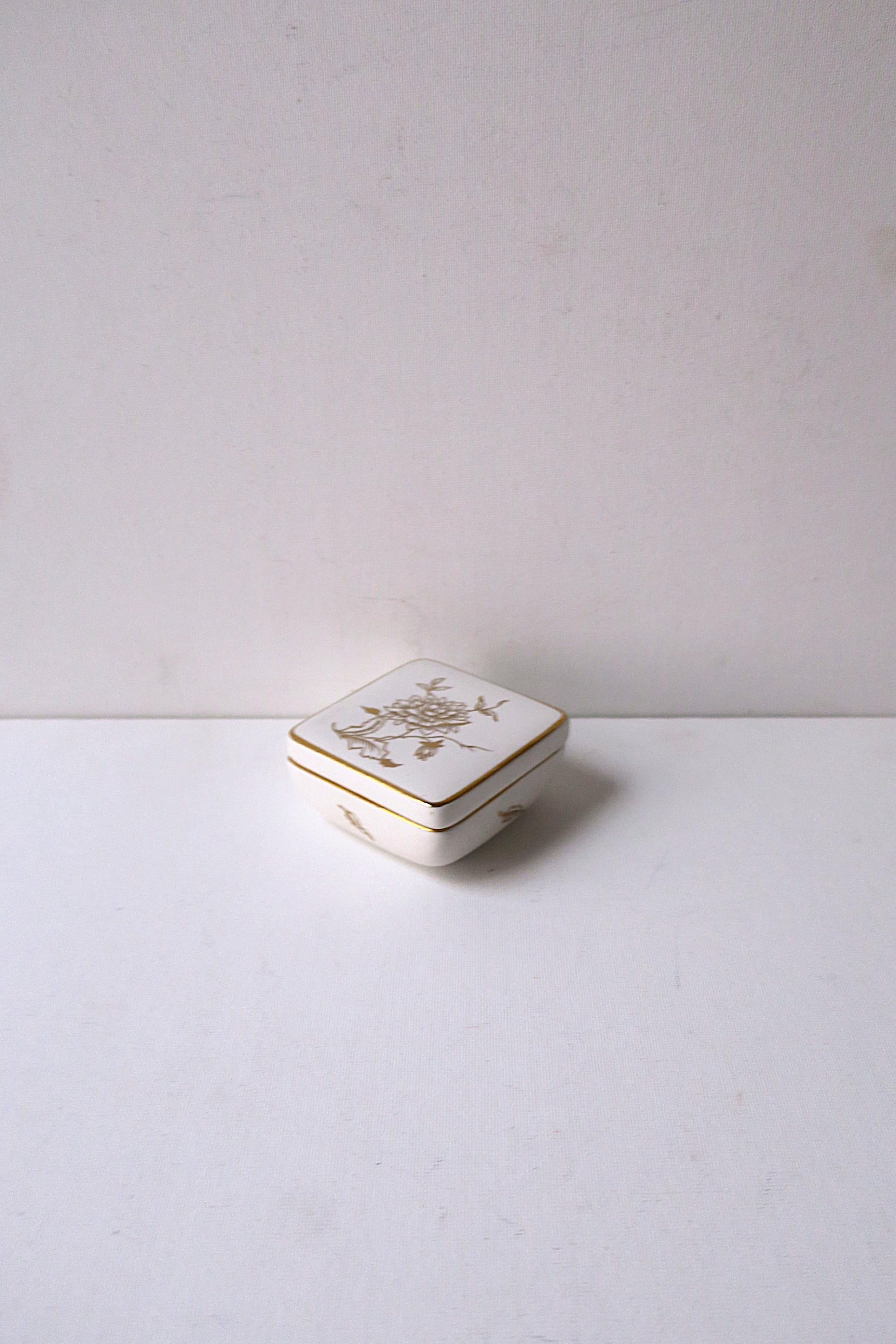 An early Italian jewelry box, Modern design, by designer Richard Ginori, made in Milano, Italy, circa early-20th century. Marked 'Milano' on original label underside lid, and marked 'Richard Ginori', 'Made in Italy' on underside base, as well as