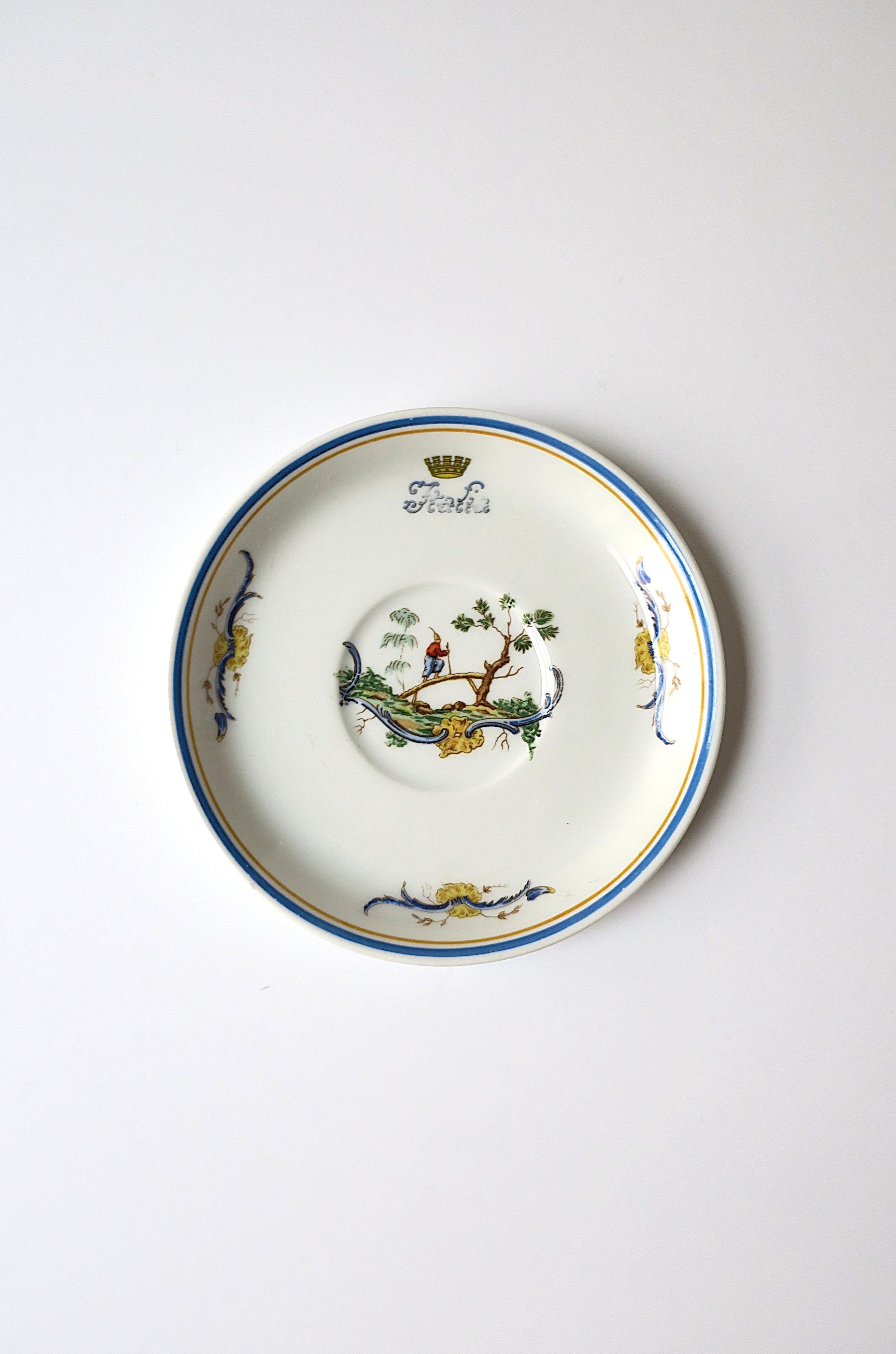 Plat à soucoupe en porcelaine italienne du designer Richard Ginori, dans le style Chinoiserie, vers le milieu du 20e siècle, Italie. La Chinoiserie est un style de design européen. La soucoupe/le plat présente au centre un motif d'homme marchant