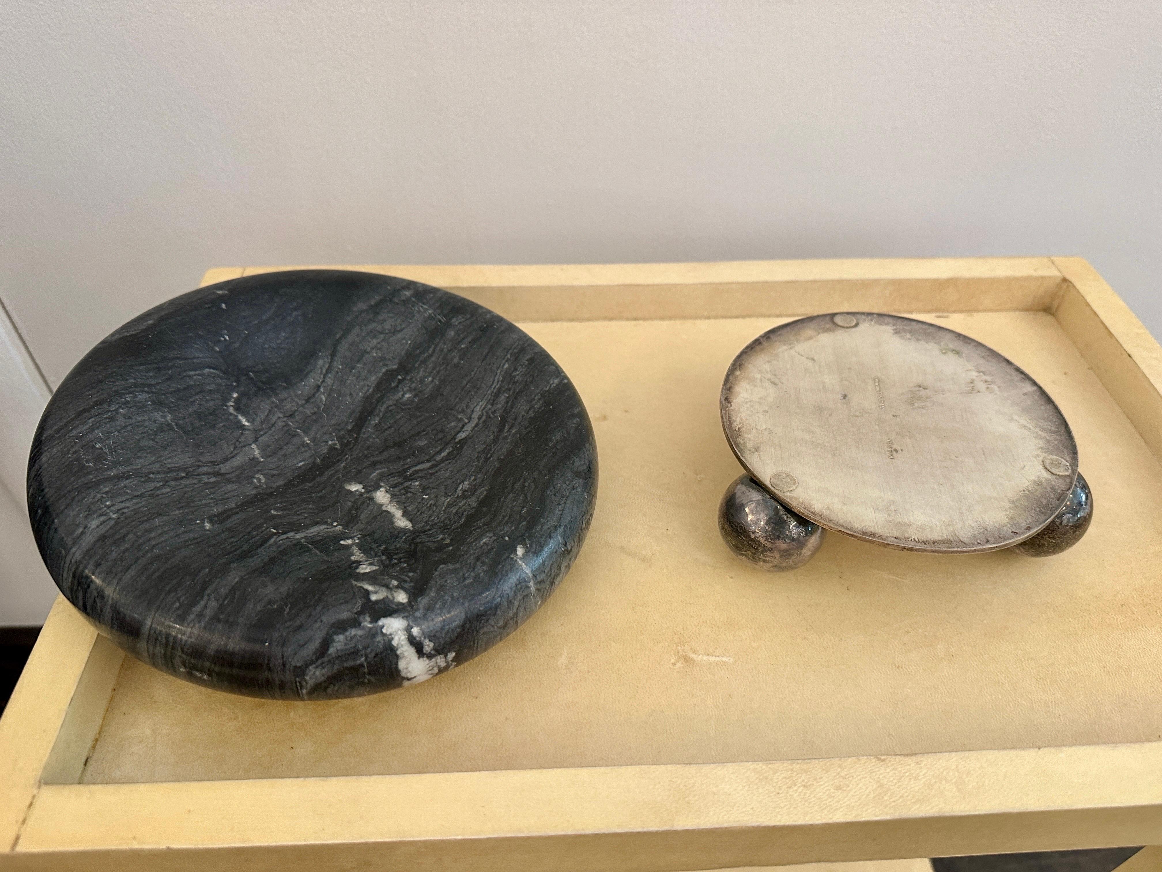 Si tratta di una base in argento di Riedel Mesa meravigliosamente stravagante con 3 sfere come piedi.  Sormontato da una vide-poche/ciotola in marmo nero.  Si tratta di due pezzi separati, la ciotola di marmo si trova sopra la base.