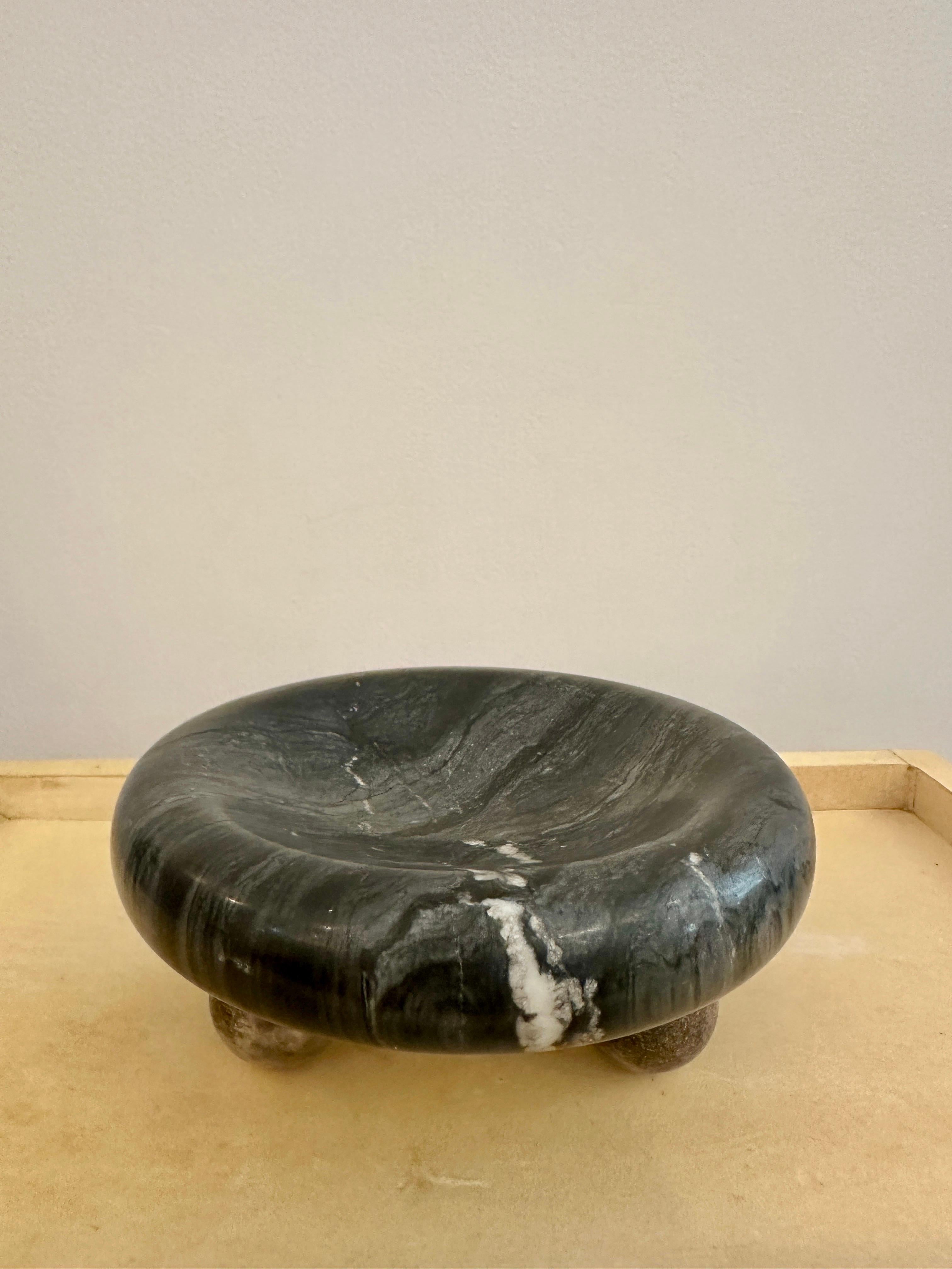 Moderno Portachiavi italiano A. Riedel Mesa in marmo con base d'argento in vendita