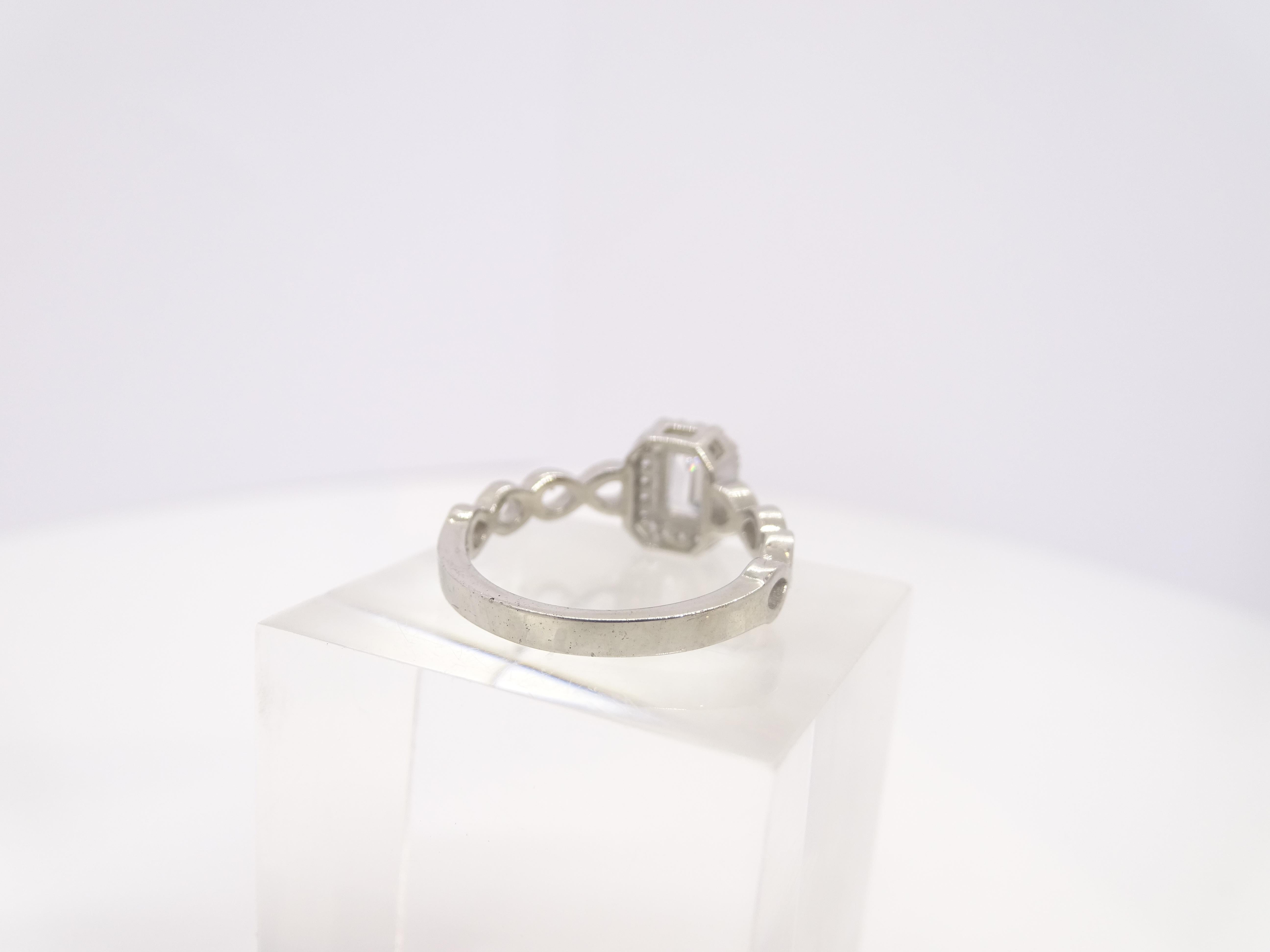 Italian ring in sterling silver and zirconite. Central zirconite emerald cut For Sale 6