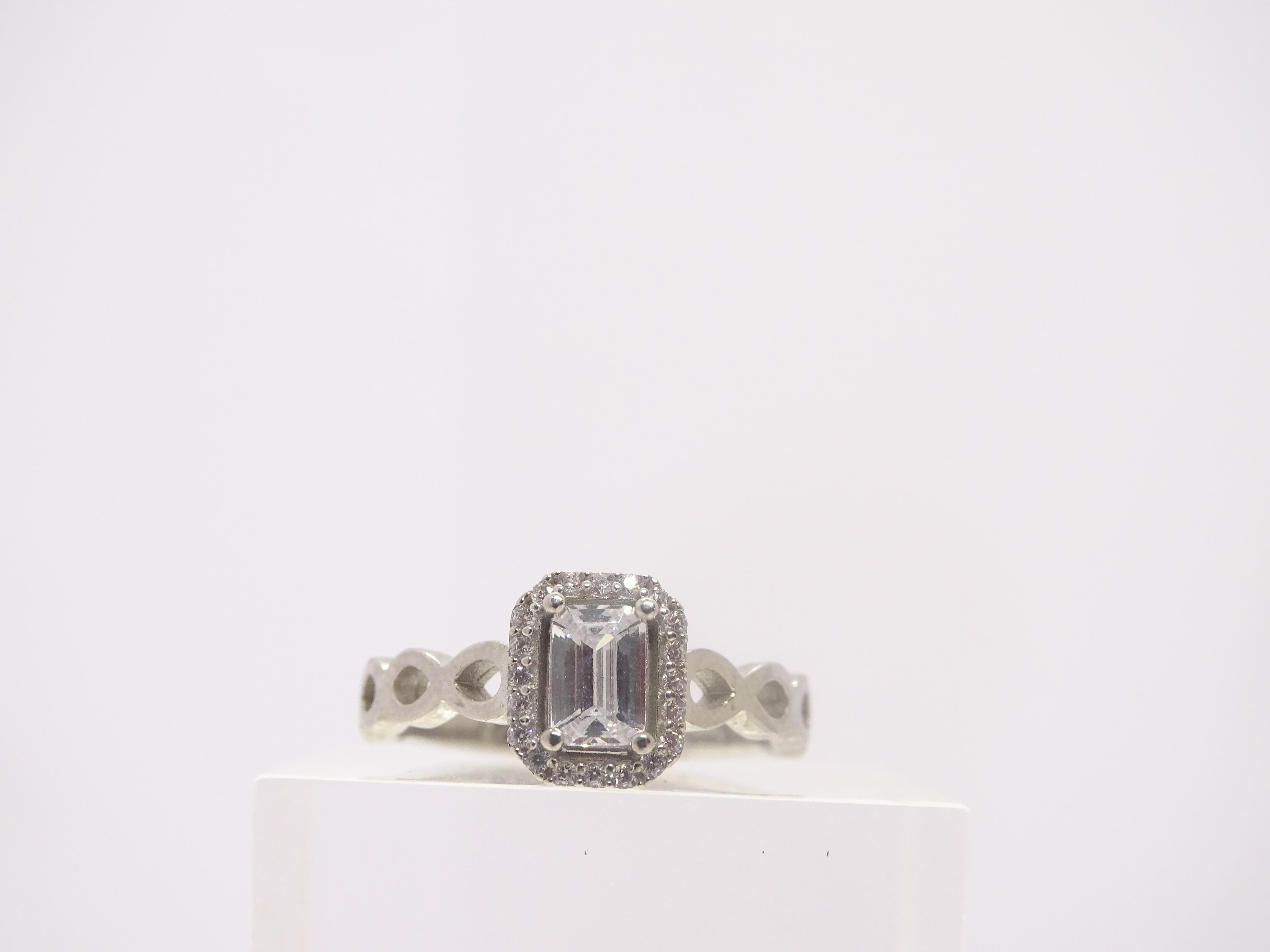 Italian ring in sterling silver and zirconite. Central zirconite emerald cut 8