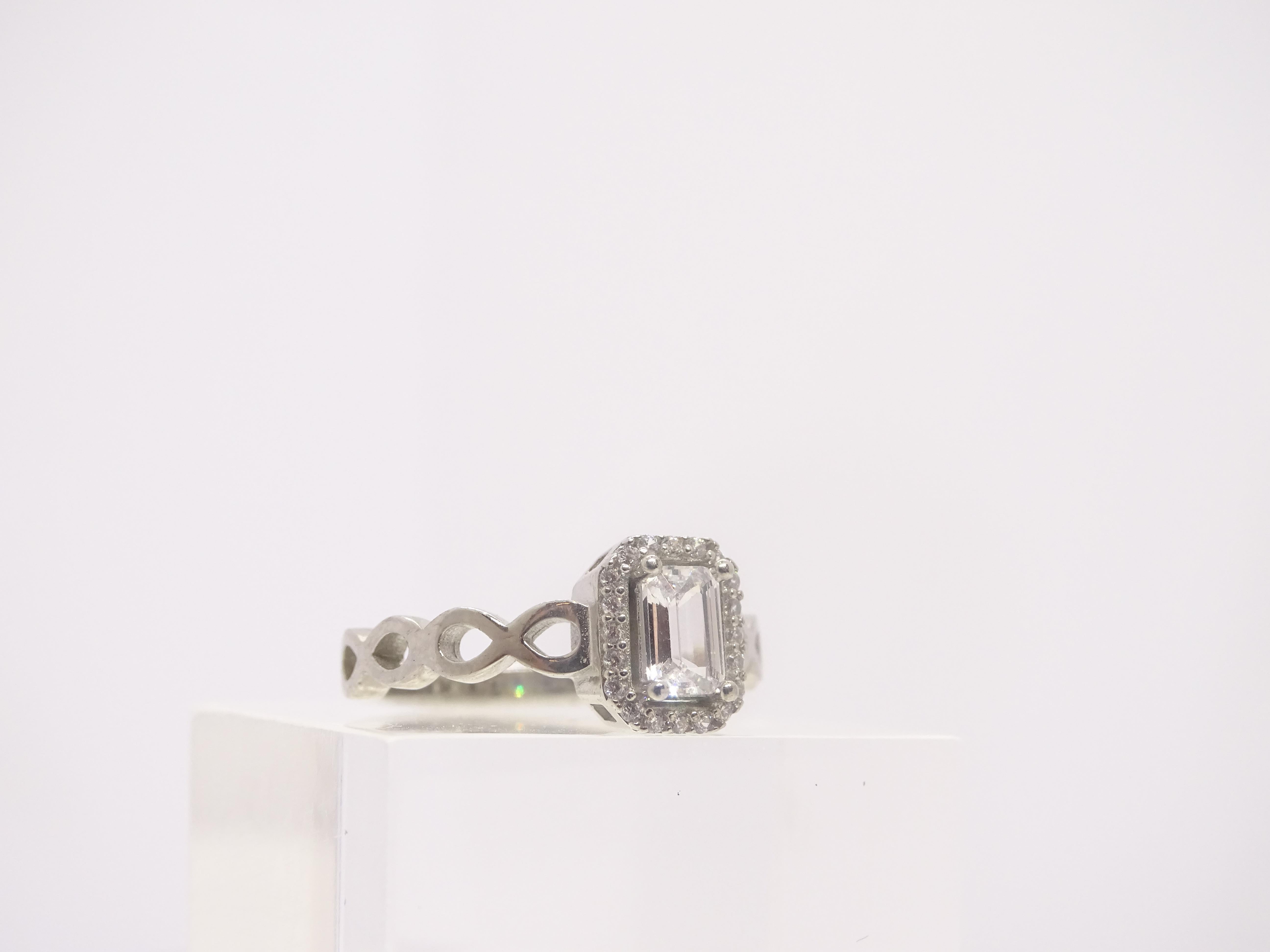 Italian ring in sterling silver and zirconite. Central zirconite emerald cut For Sale 9