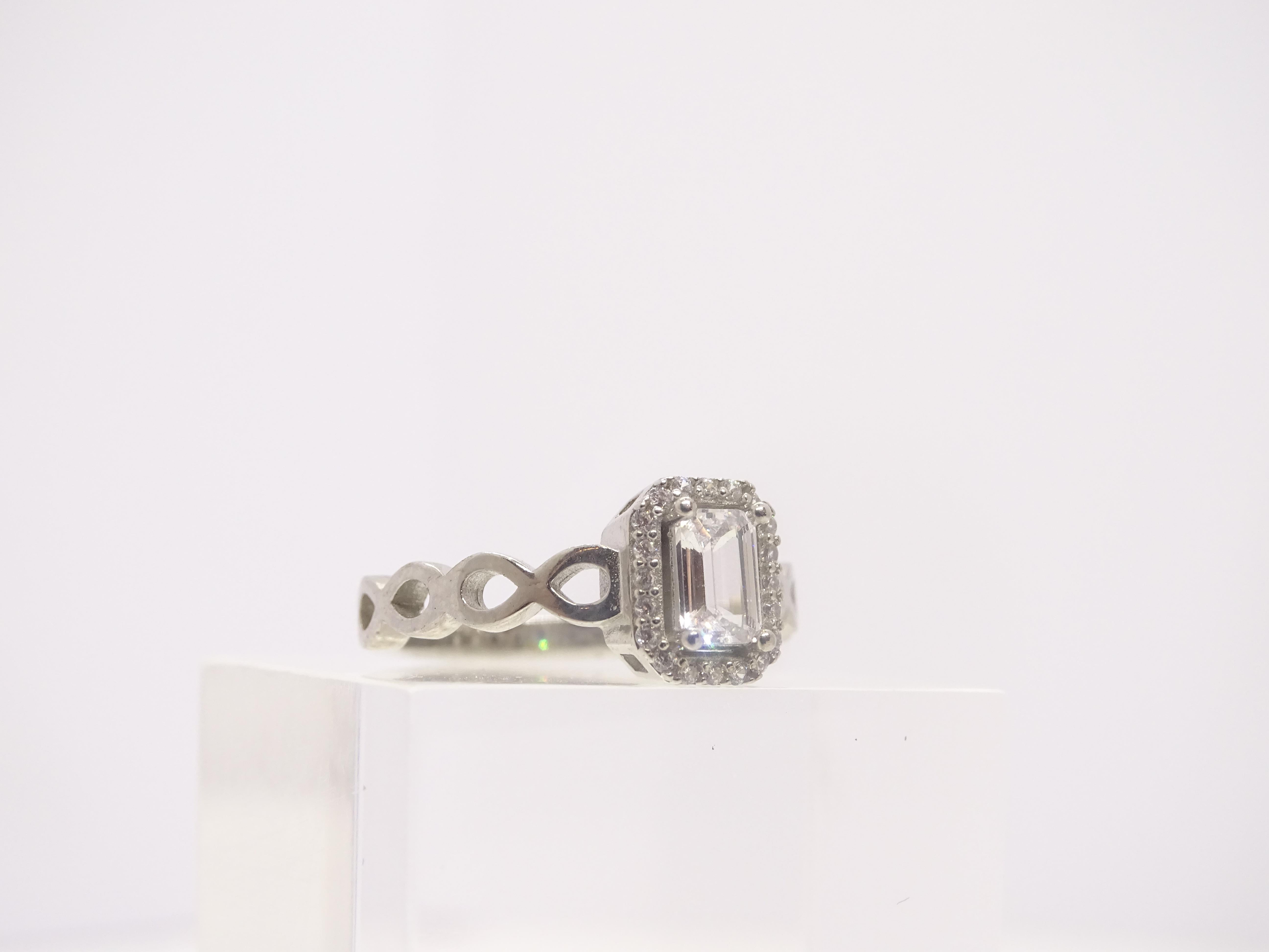 Italian ring in sterling silver and zirconite. Central zirconite emerald cut 10