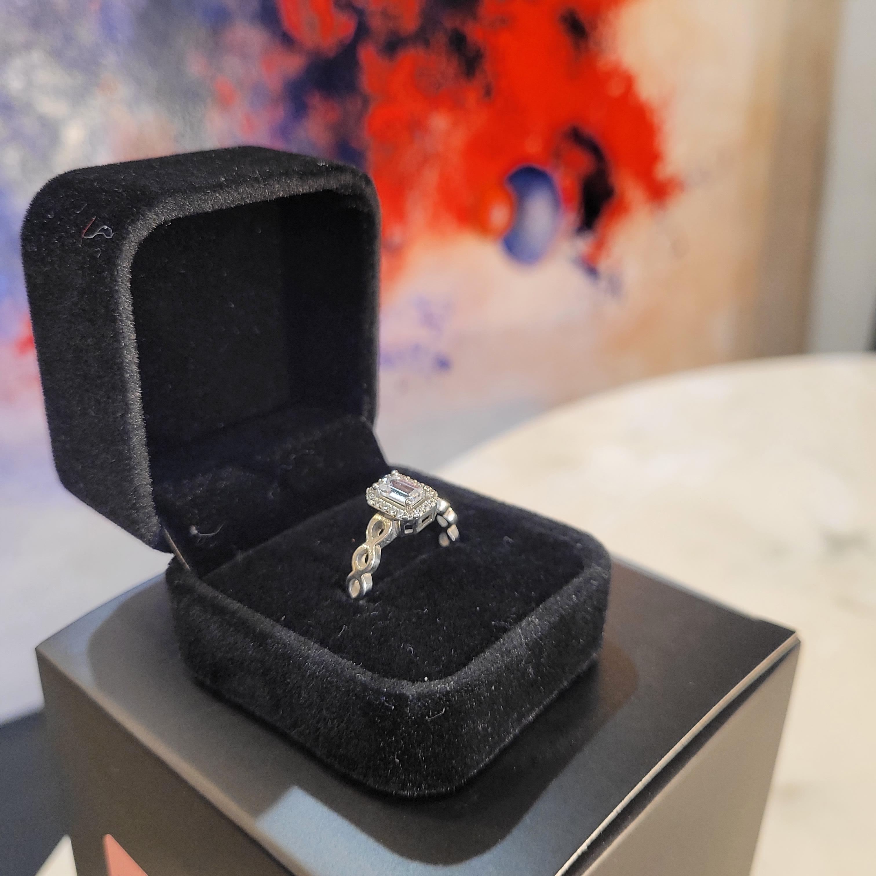 Italian ring in sterling silver and zirconite. Central zirconite emerald cut For Sale 12