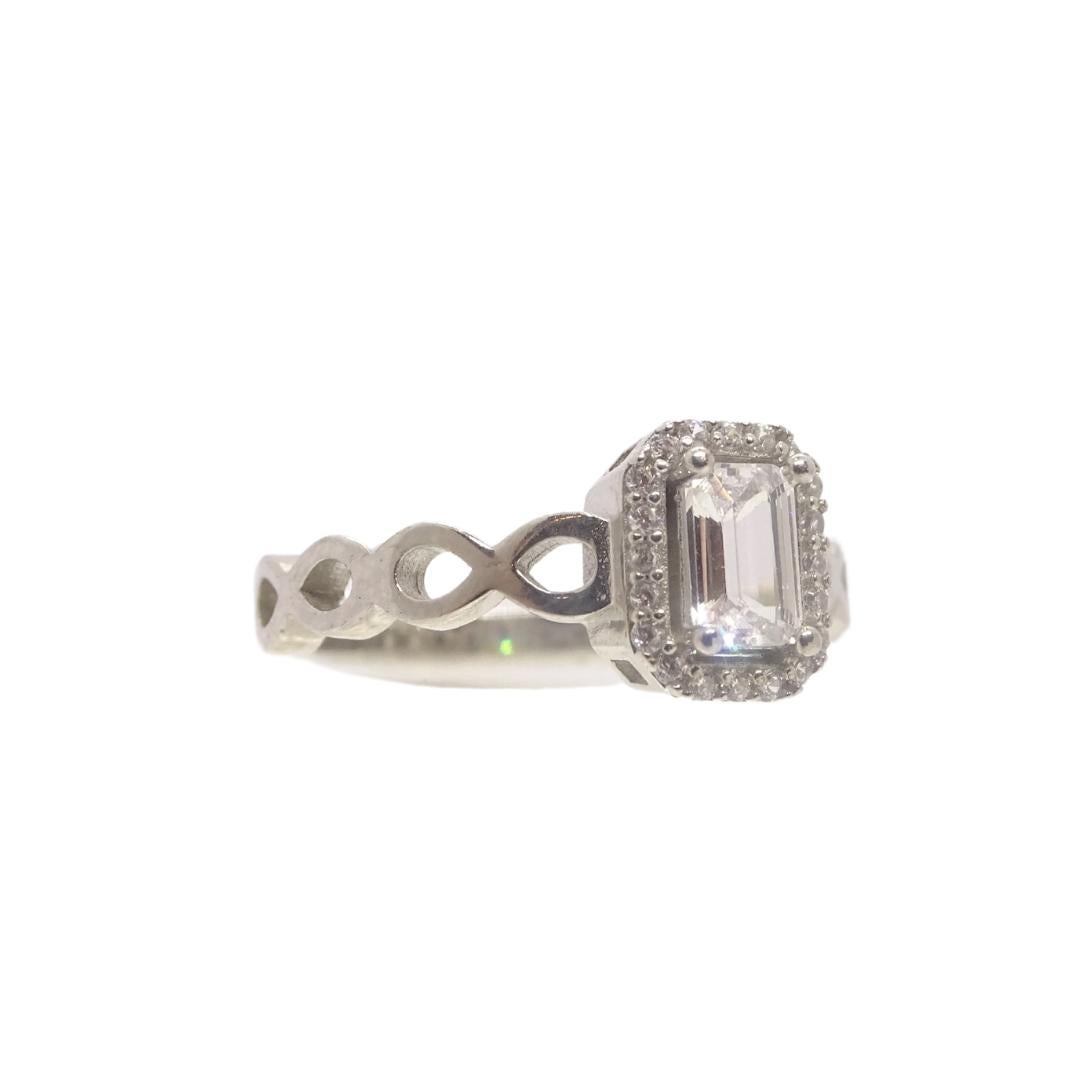 Italian ring in sterling silver and zirconite. Central zirconite emerald cut In New Condition For Sale In VALLADOLID, ES