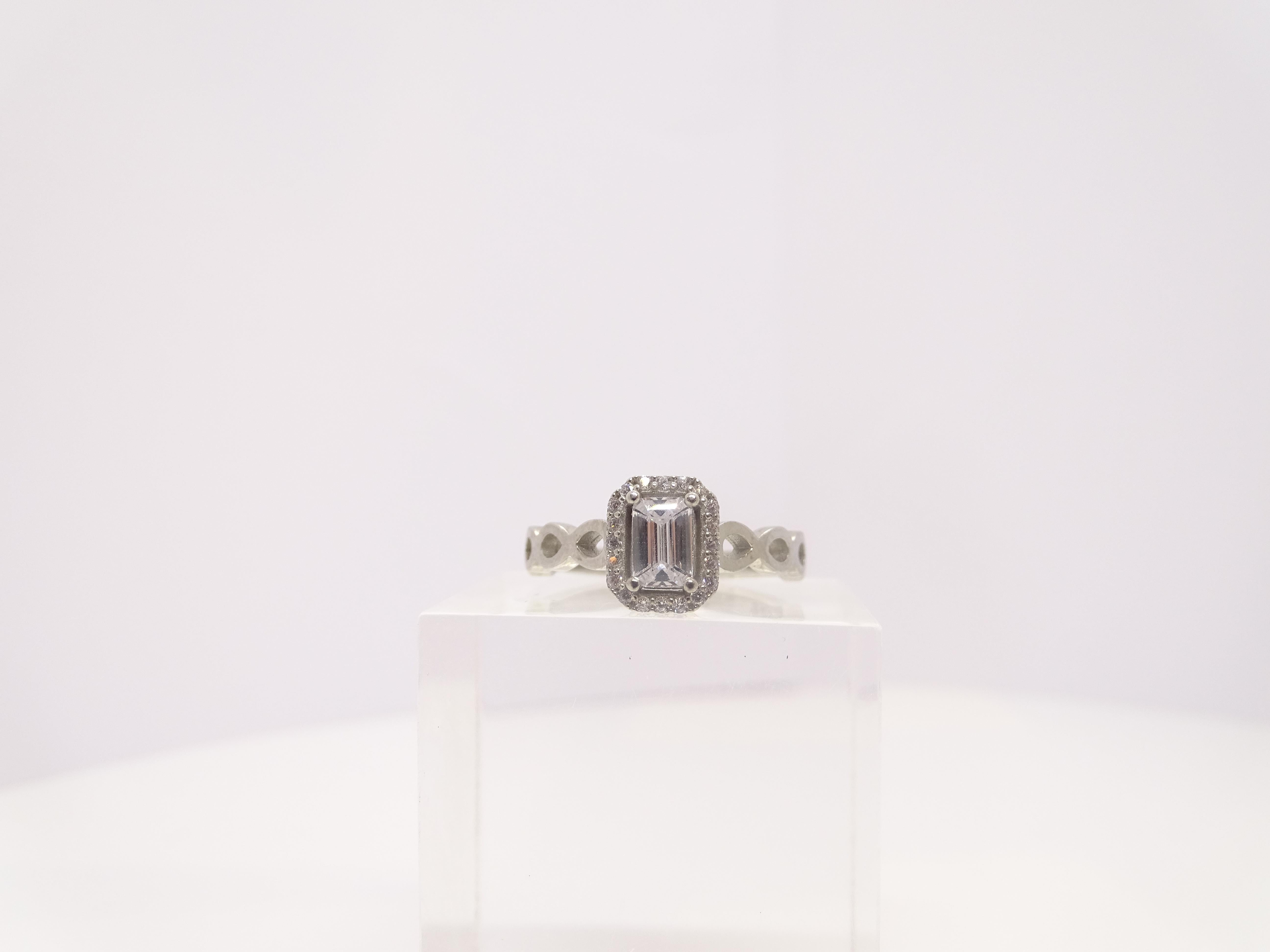 Italian ring in sterling silver and zirconite. Central zirconite emerald cut For Sale 1