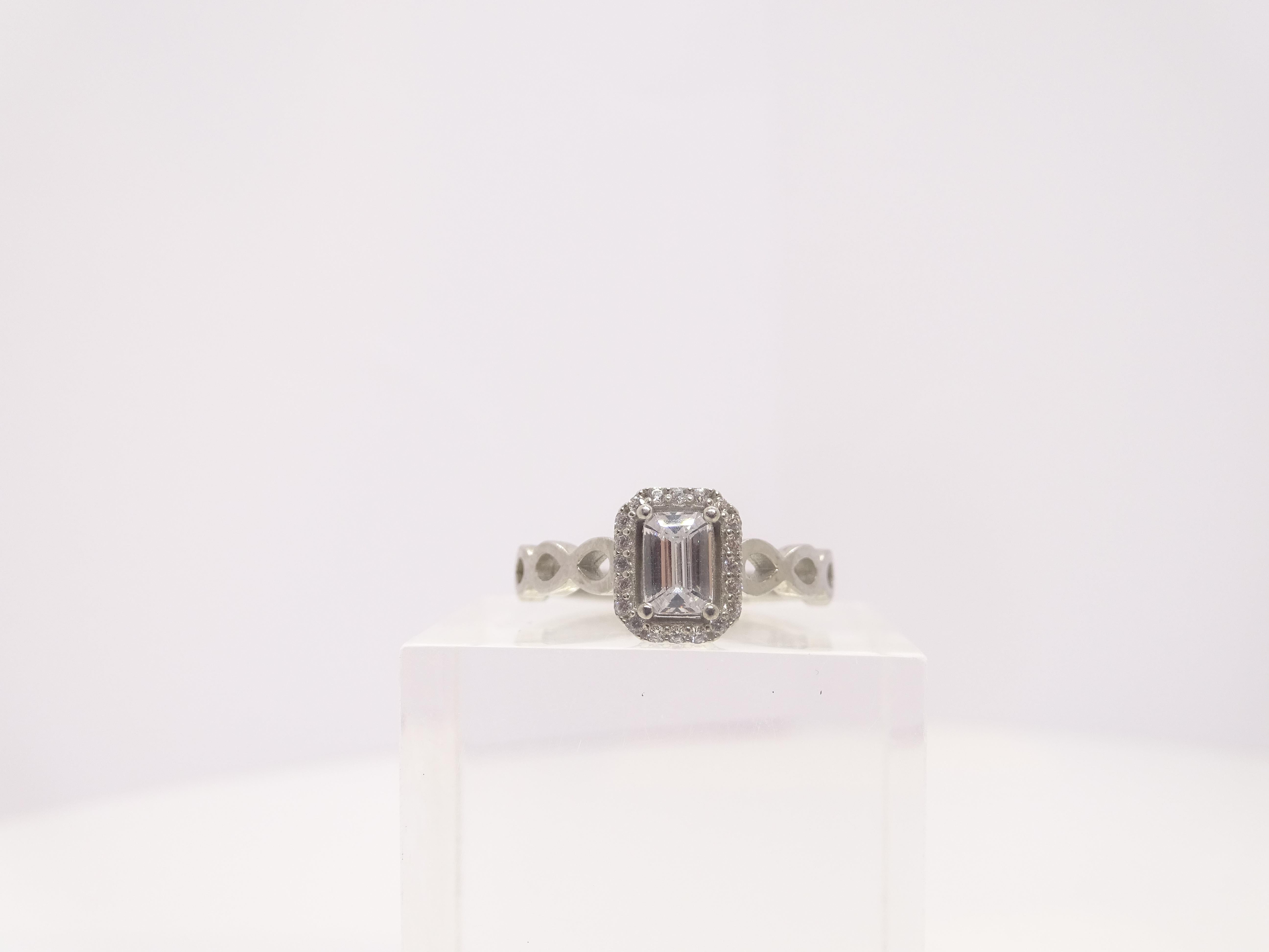Italian ring in sterling silver and zirconite. Central zirconite emerald cut For Sale 2