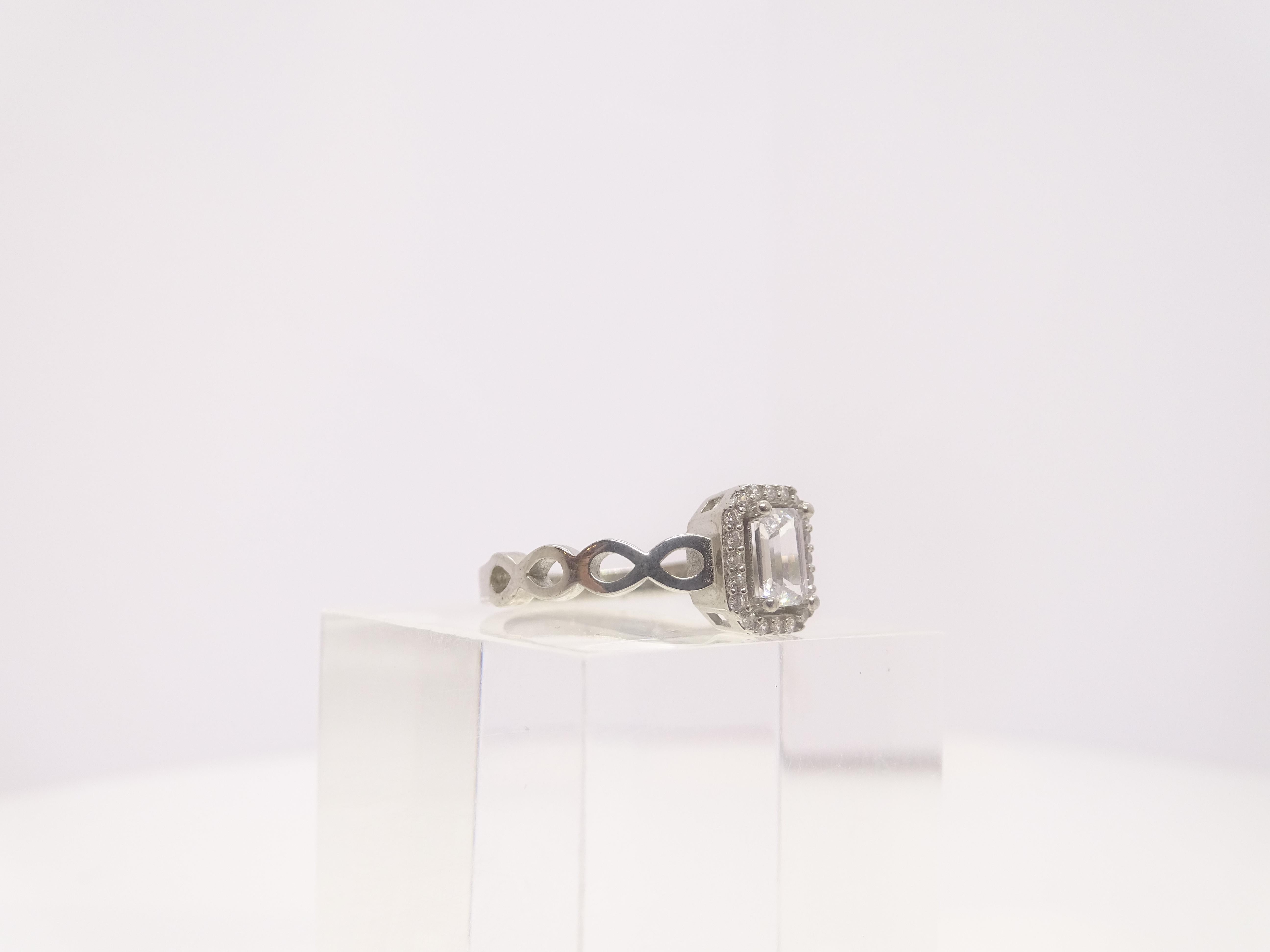 Italian ring in sterling silver and zirconite. Central zirconite emerald cut For Sale 3