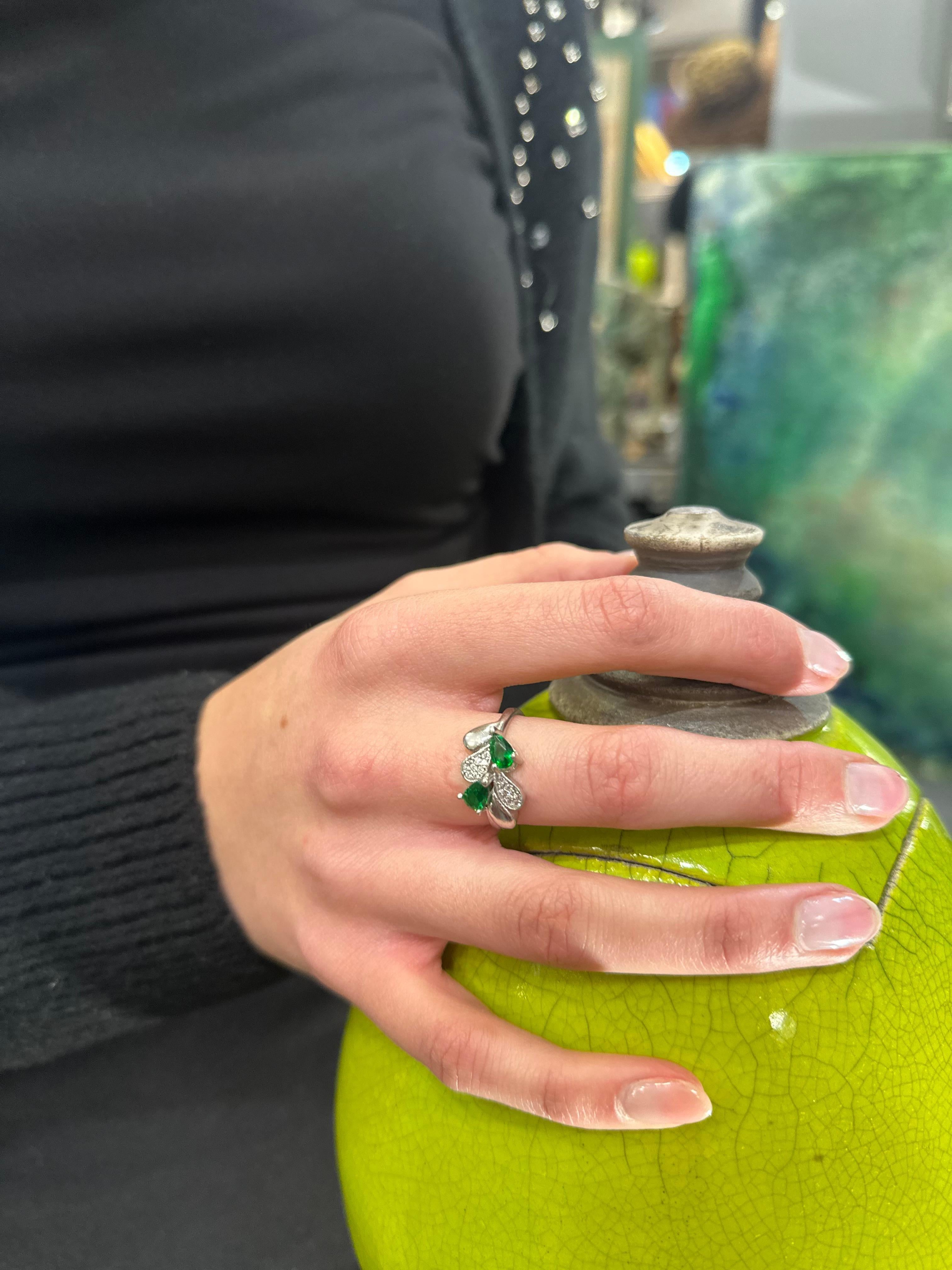 Anello italiano in argento sterling, zirconi e radice di smeraldo in vendita 13