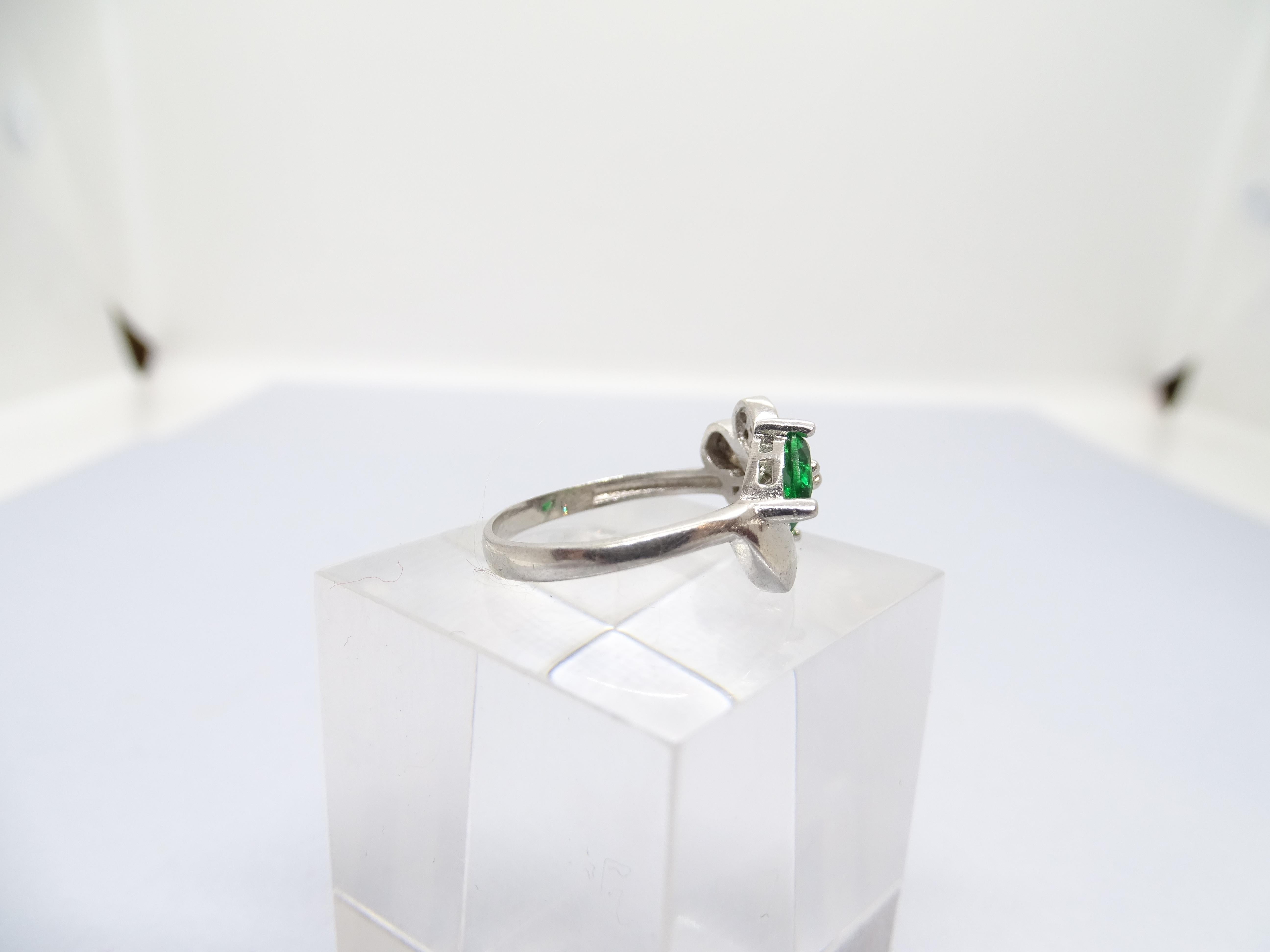 Taglio a goccia Anello italiano in argento sterling, zirconi e radice di smeraldo in vendita