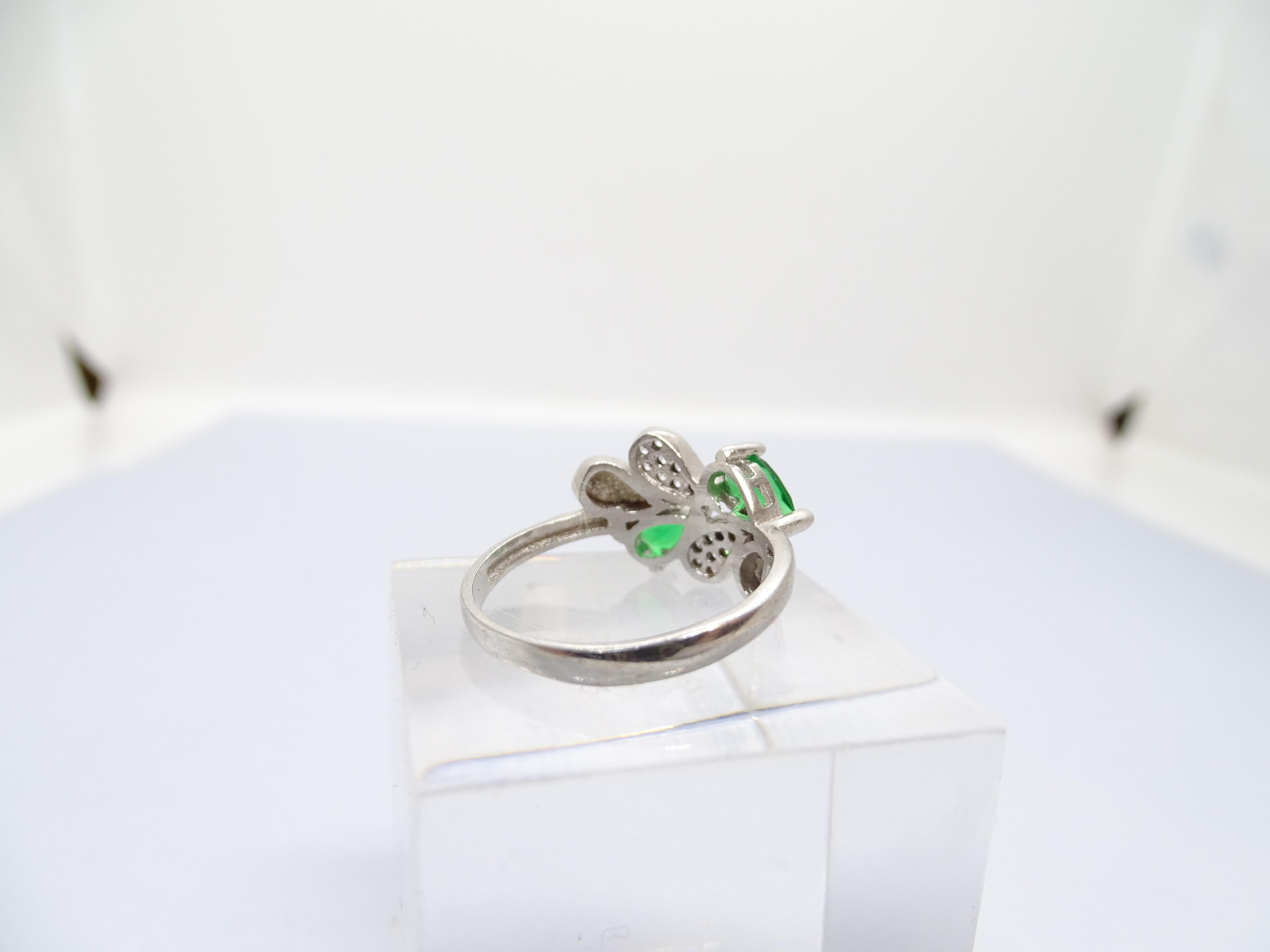 Anello italiano in argento sterling, zirconi e radice di smeraldo In condizioni Nuovo in vendita a VALLADOLID, ES