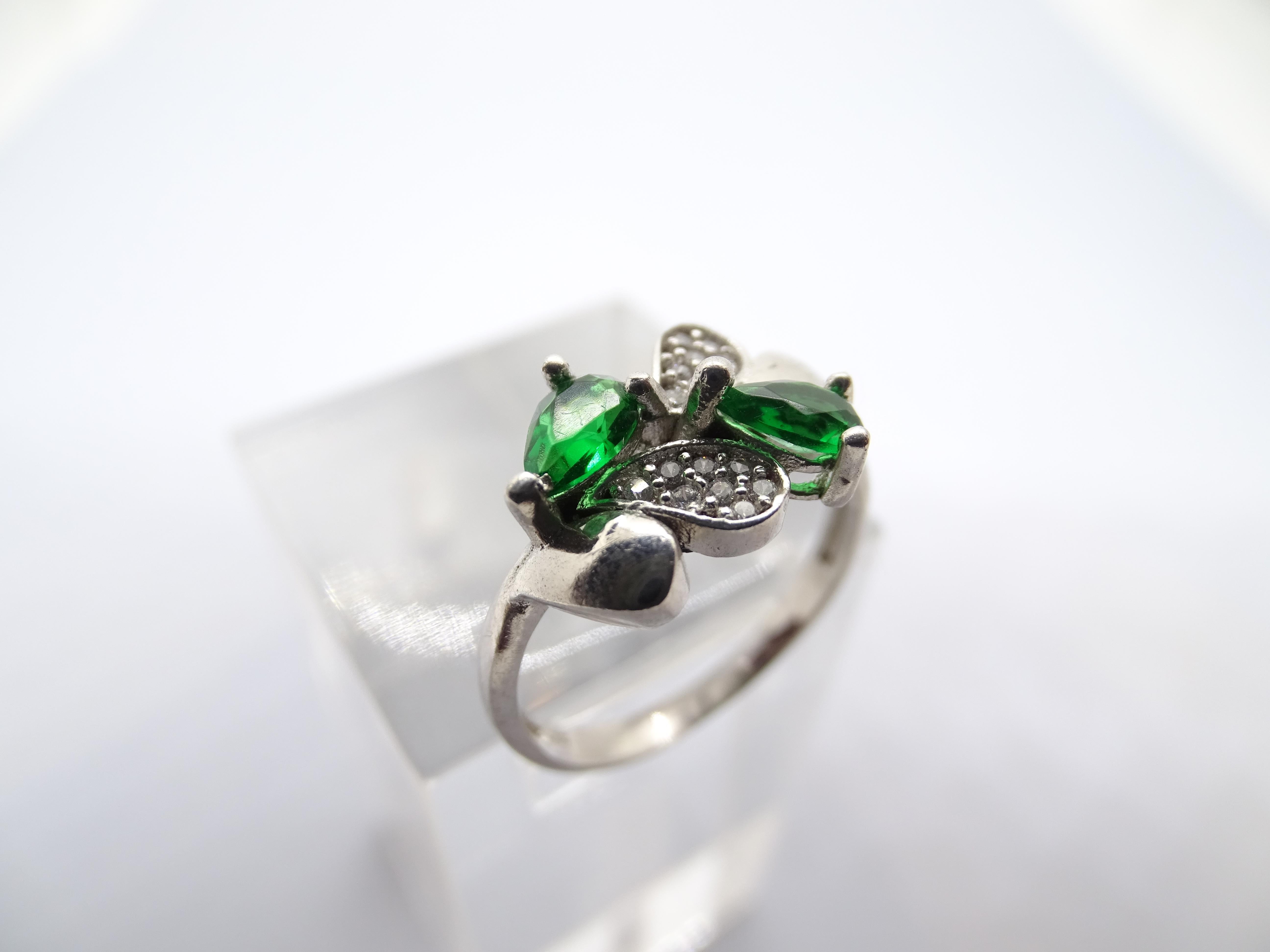 Anello italiano in argento sterling, zirconi e radice di smeraldo in vendita 3