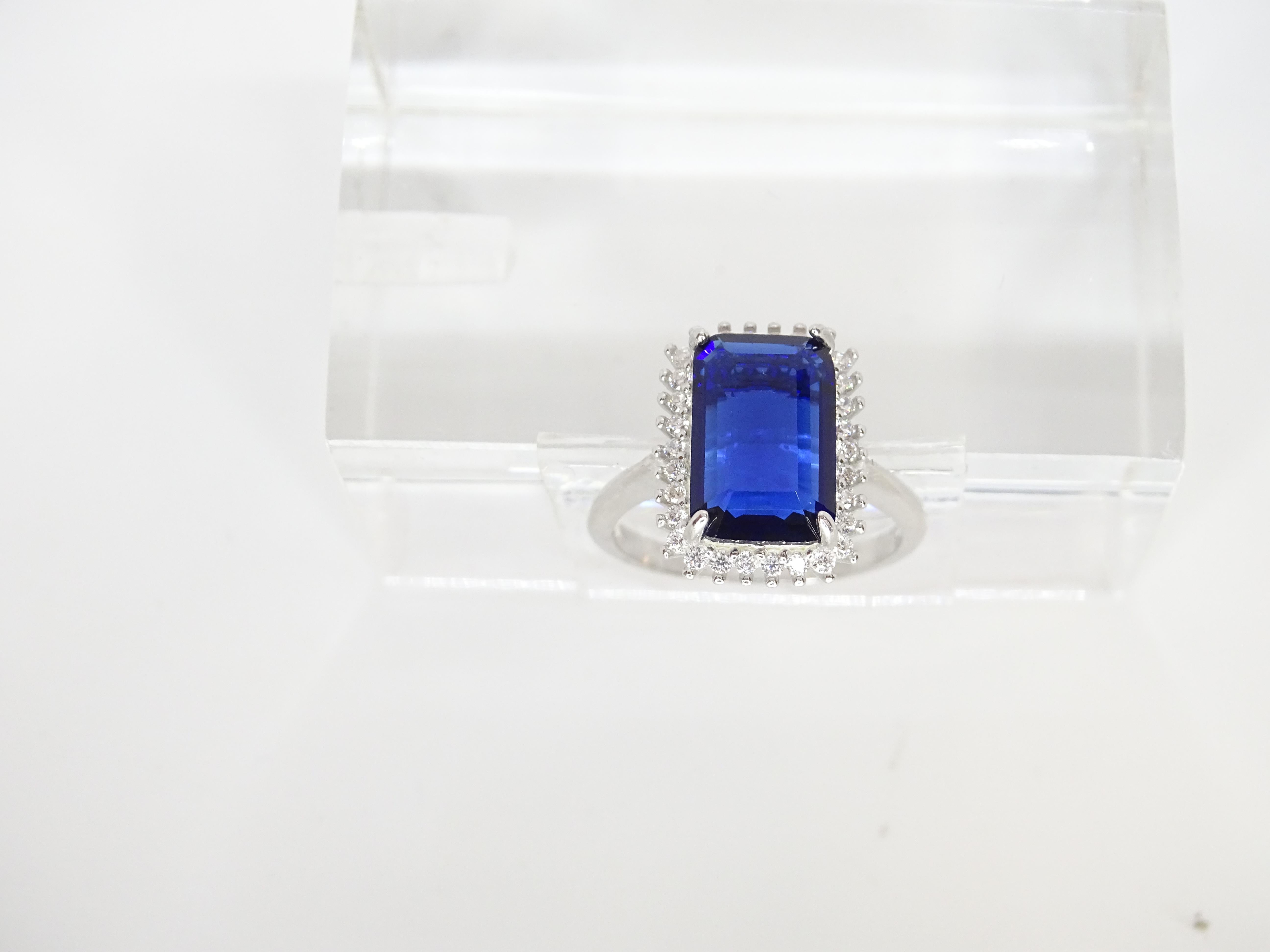 Bague italienne avec racine en saphir taille émeraude, argent sterling 925 et zircons en vente 5
