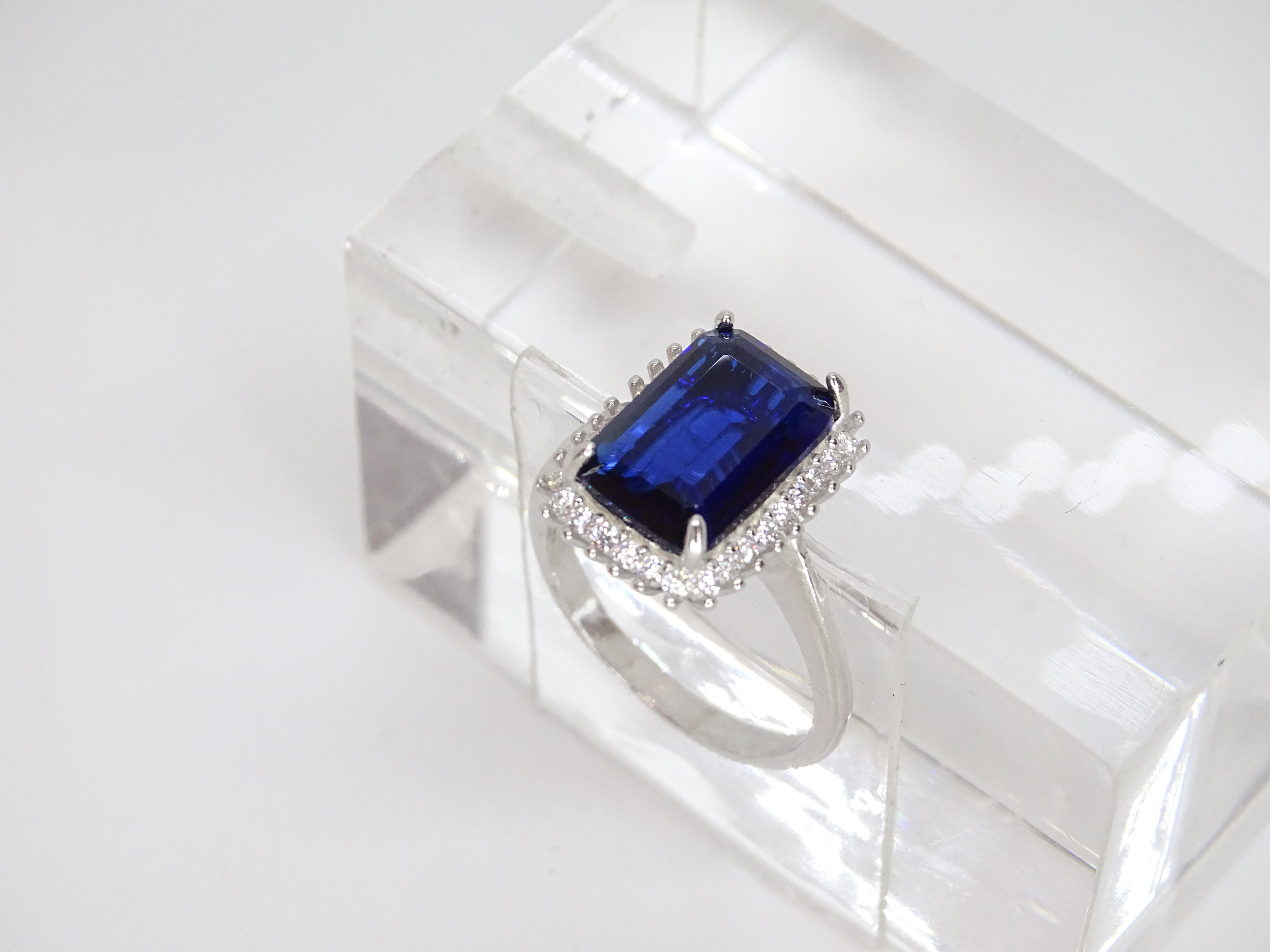 Bague italienne avec racine en saphir taille émeraude, argent sterling 925 et zircons en vente 8