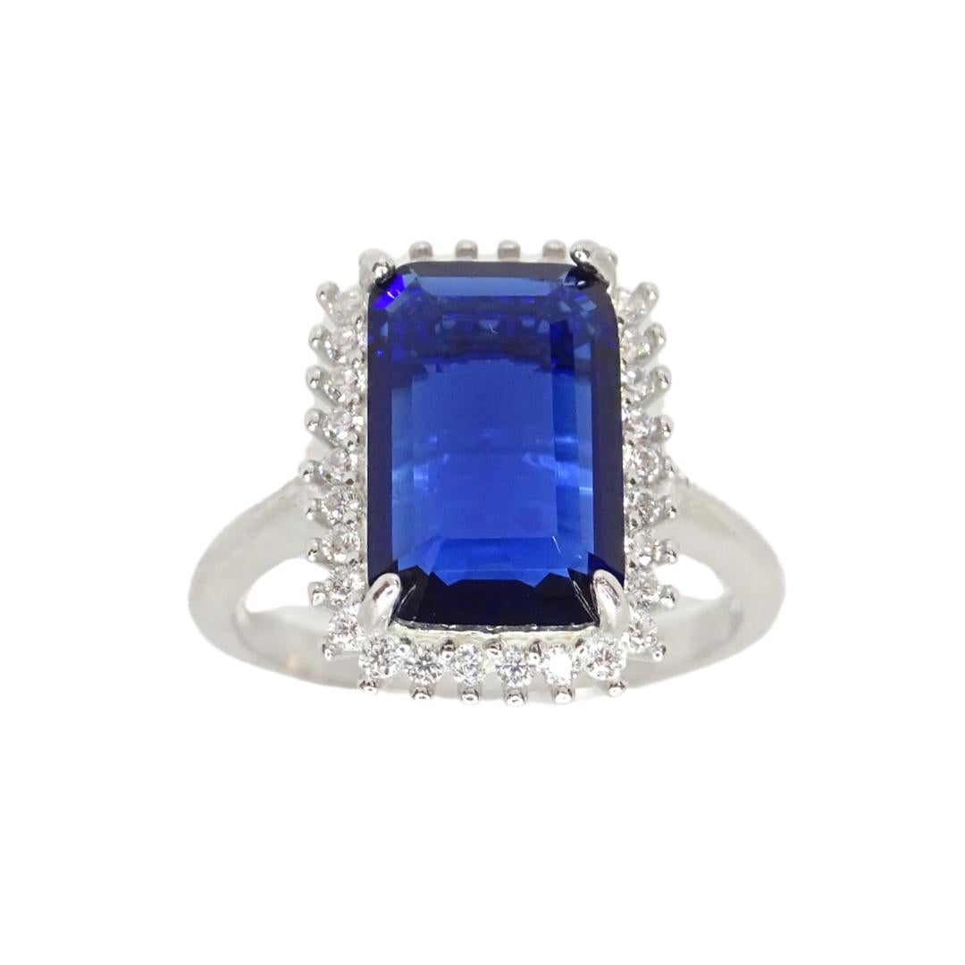 Magnifique ,  unique  Bague de fiançailles pour femme en argent 925 et saphir taille émeraude, d'un grand raffinement. Cette pierre centrale de taille émeraude (rectangulaire avec des facettes en escalier et des coins coupés) présente une couleur