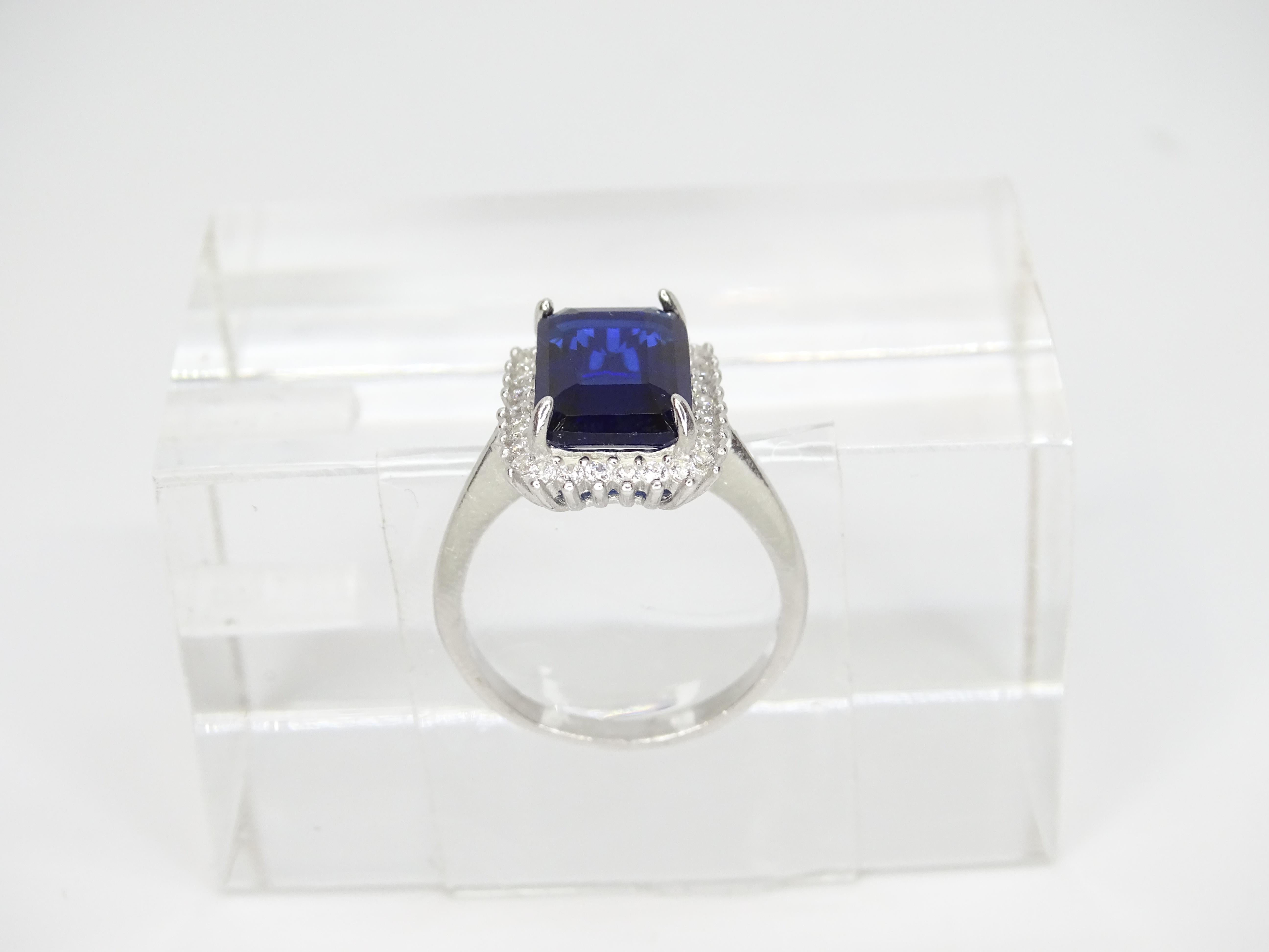 Bague italienne avec racine en saphir taille émeraude, argent sterling 925 et zircons Unisexe en vente