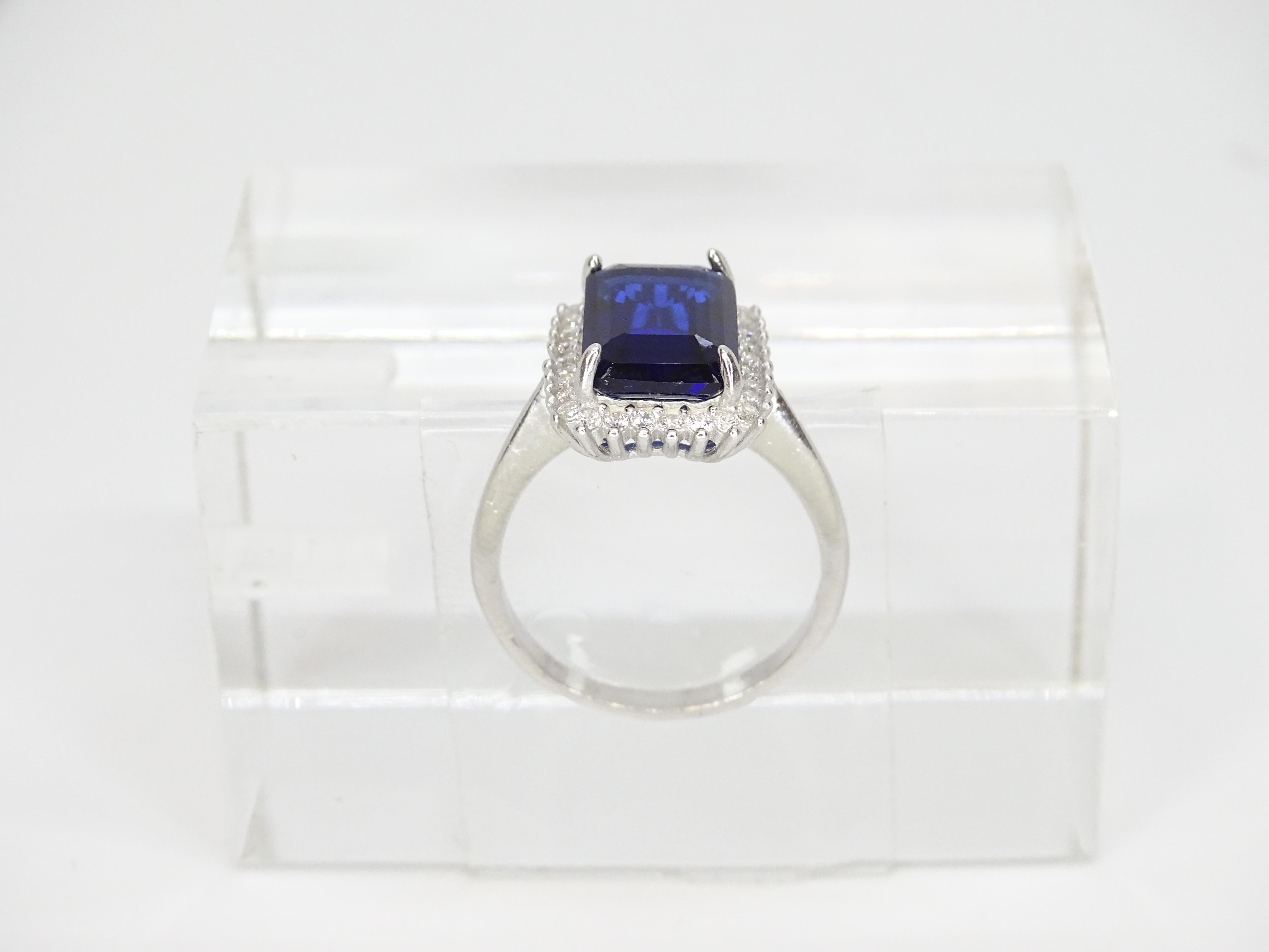 Bague italienne avec racine en saphir taille émeraude, argent sterling 925 et zircons en vente 1