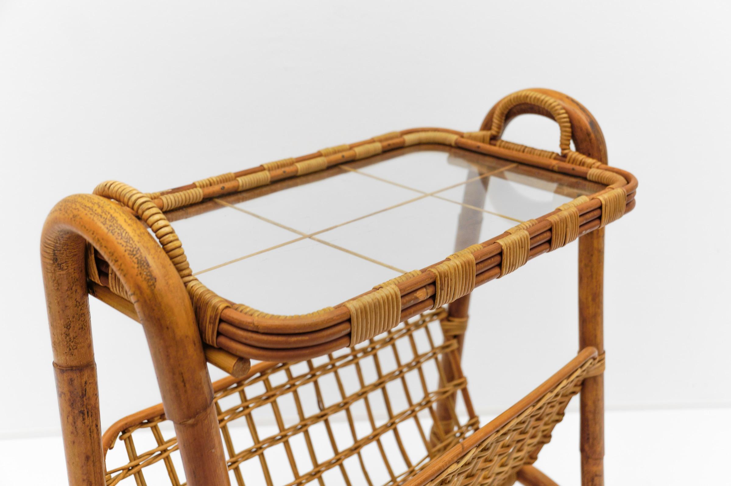 Milieu du XXe siècle Chariot de service en bambou et rotin de la Riviera italienne, années 1950 en vente