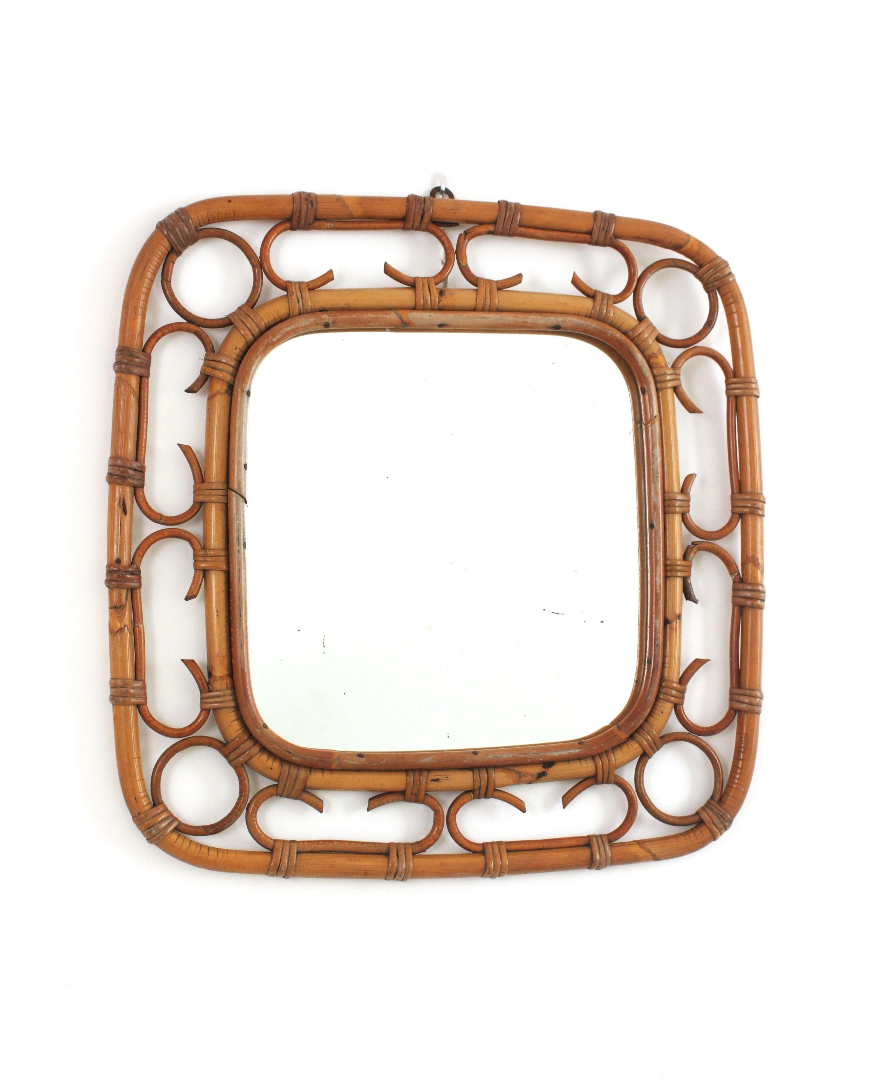 Specchio da parete quadrato in rattan Coastal, metà del secolo scorso
Accattivante specchio da parete in rattan lavorato a mano con decorazioni geometriche, Italia, anni '60.
Questo specchio da parete presenta una cornice in bambù rattan ornata da