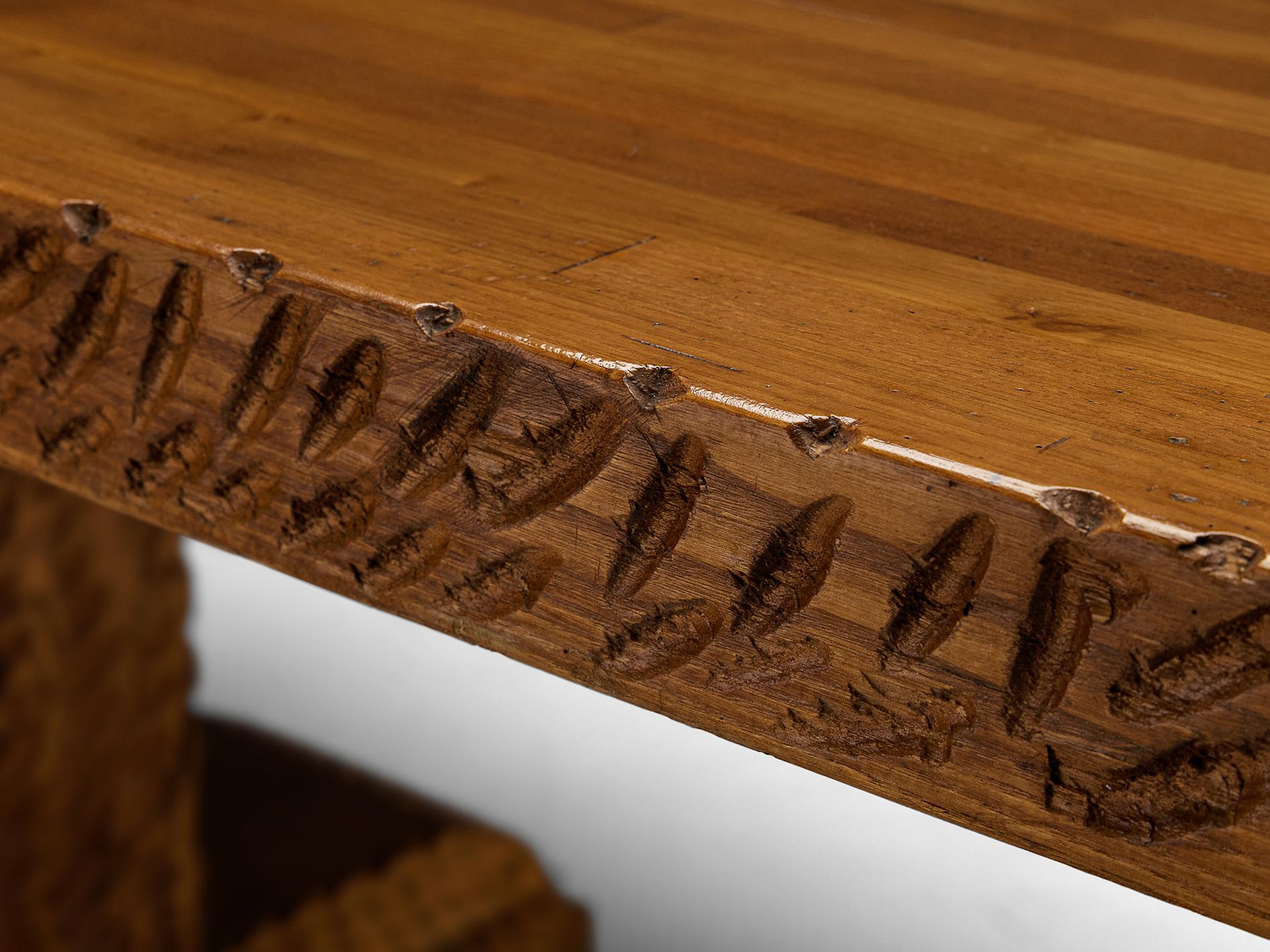 Table sculptée en chêne italien, robuste et sculpturale Bon état - En vente à Waalwijk, NL