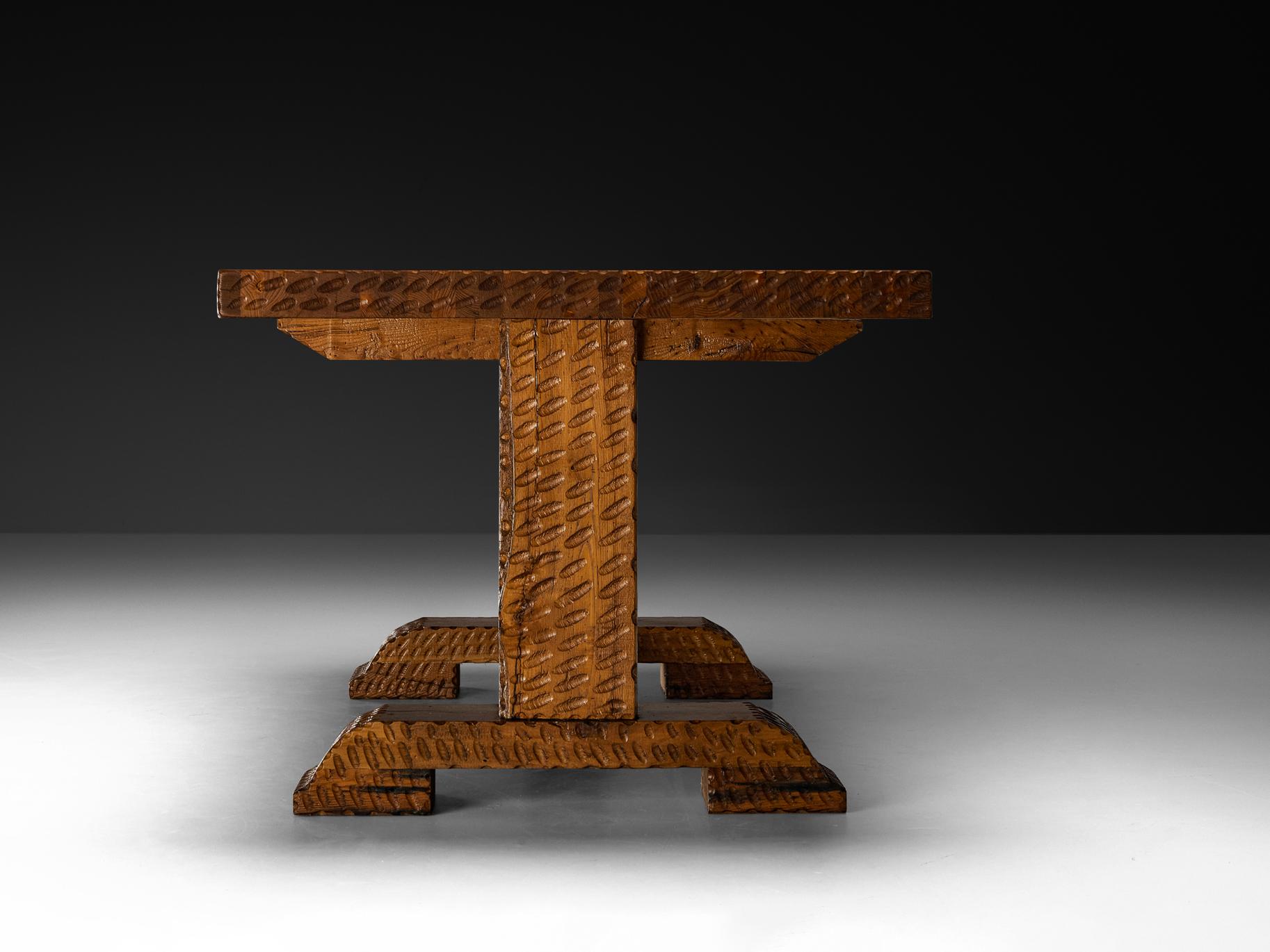 Table sculptée en chêne italien, robuste et sculpturale en vente 1