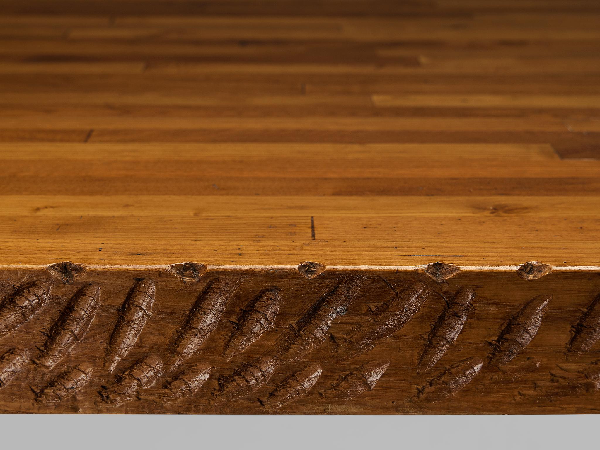 Table sculptée en chêne italien, robuste et sculpturale en vente 2