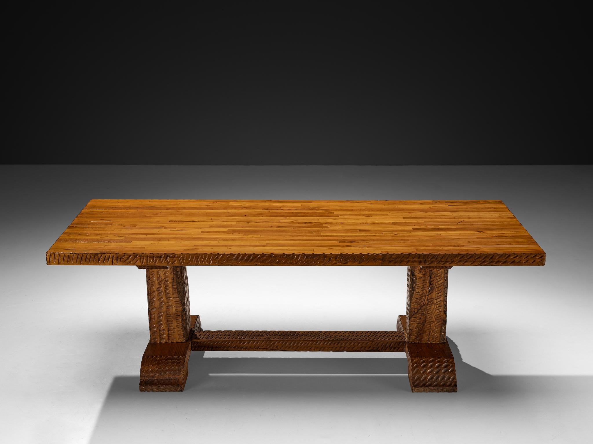 Table sculptée en chêne italien, robuste et sculpturale en vente 3