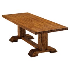 Table sculptée en chêne italien, robuste et sculpturale