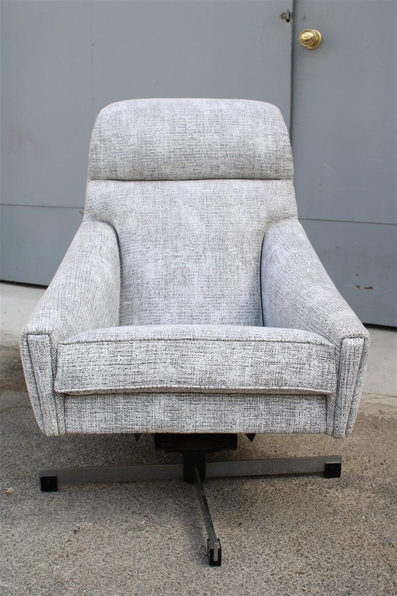 Italian rocking and swivel armchair from 1970 in fabric and metal For Sale 1