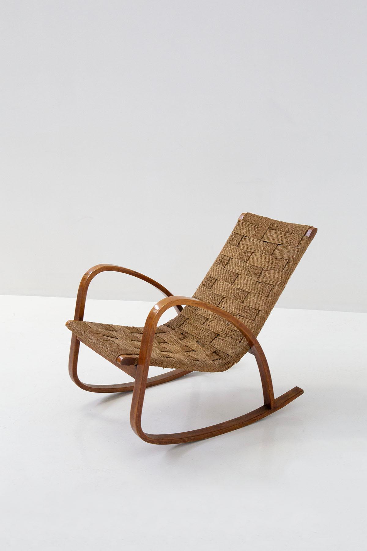 Rare chaise à bascule de la période rationaliste italienne des années 1920. Le fauteuil se situe dans la période européenne du Bauhaus. Le fauteuil est bien construit avec du bois massif qui entoure sa surface. Tandis que l'assise et son dossier