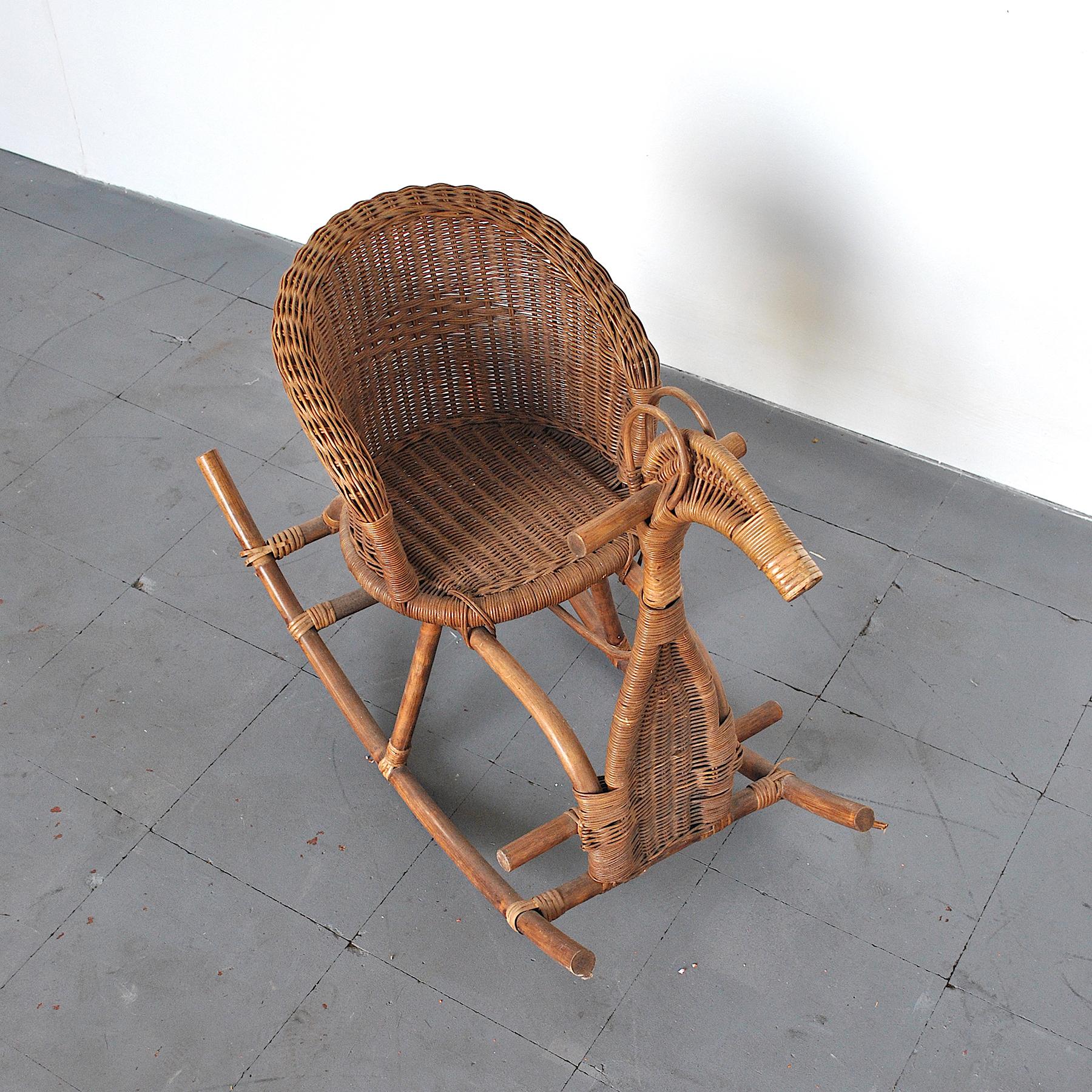 sedia a dondolo rattan