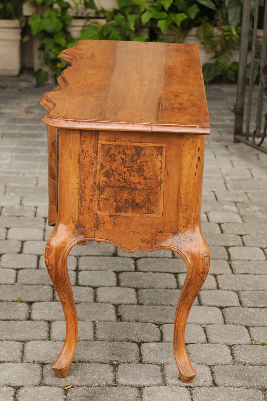 Italian Rococo 1820s Walnut Commode with Serpentine Front and Single Drawer 7