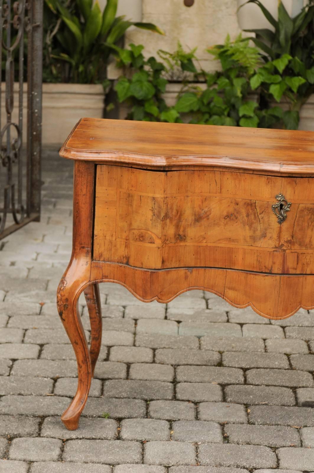 Italian Rococo 1820s Walnut Commode with Serpentine Front and Single Drawer In Good Condition In Atlanta, GA