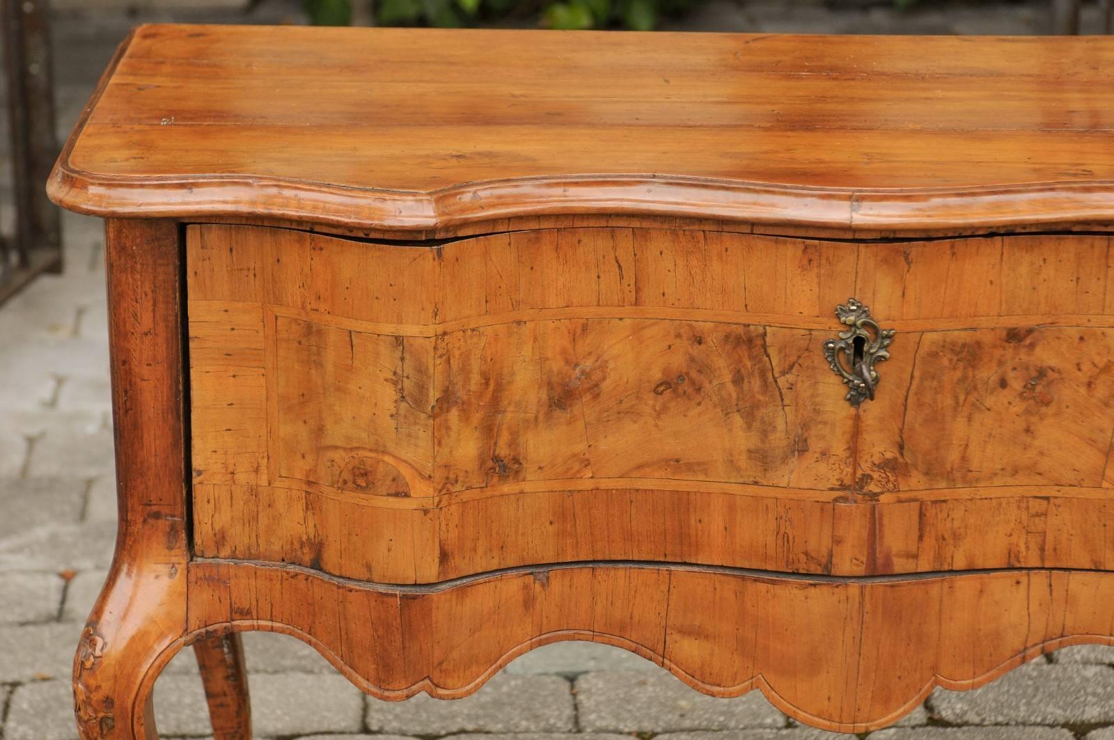 19th Century Italian Rococo 1820s Walnut Commode with Serpentine Front and Single Drawer