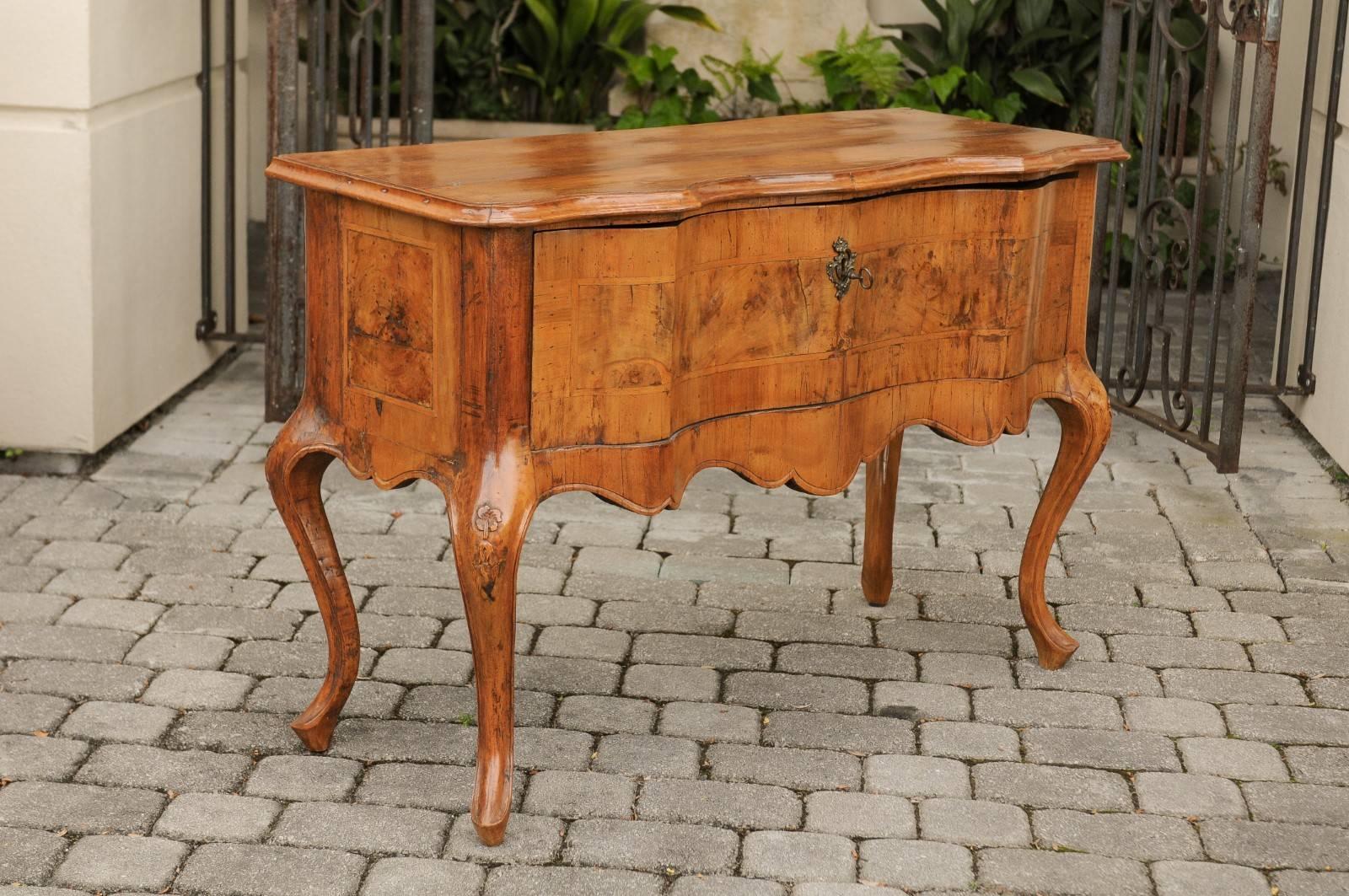 Italian Rococo 1820s Walnut Commode with Serpentine Front and Single Drawer 1