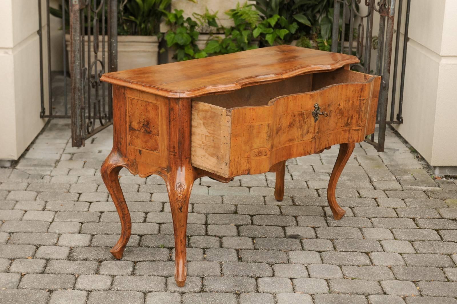 Italian Rococo 1820s Walnut Commode with Serpentine Front and Single Drawer 2