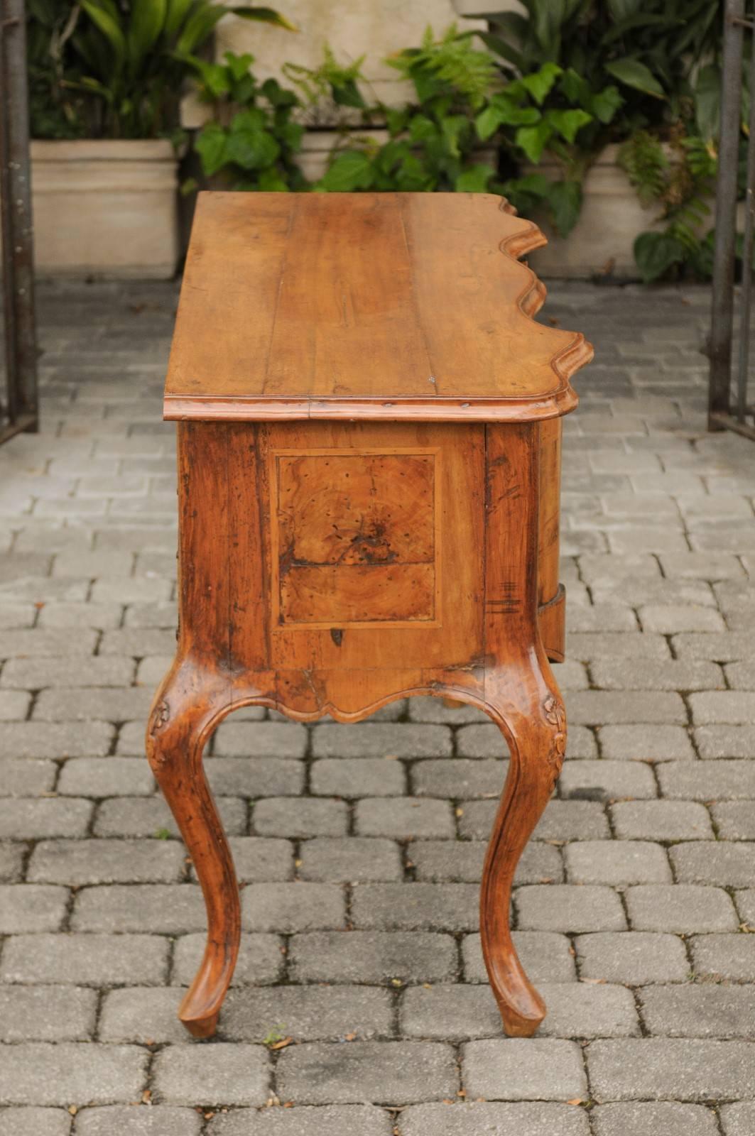 Italian Rococo 1820s Walnut Commode with Serpentine Front and Single Drawer 5