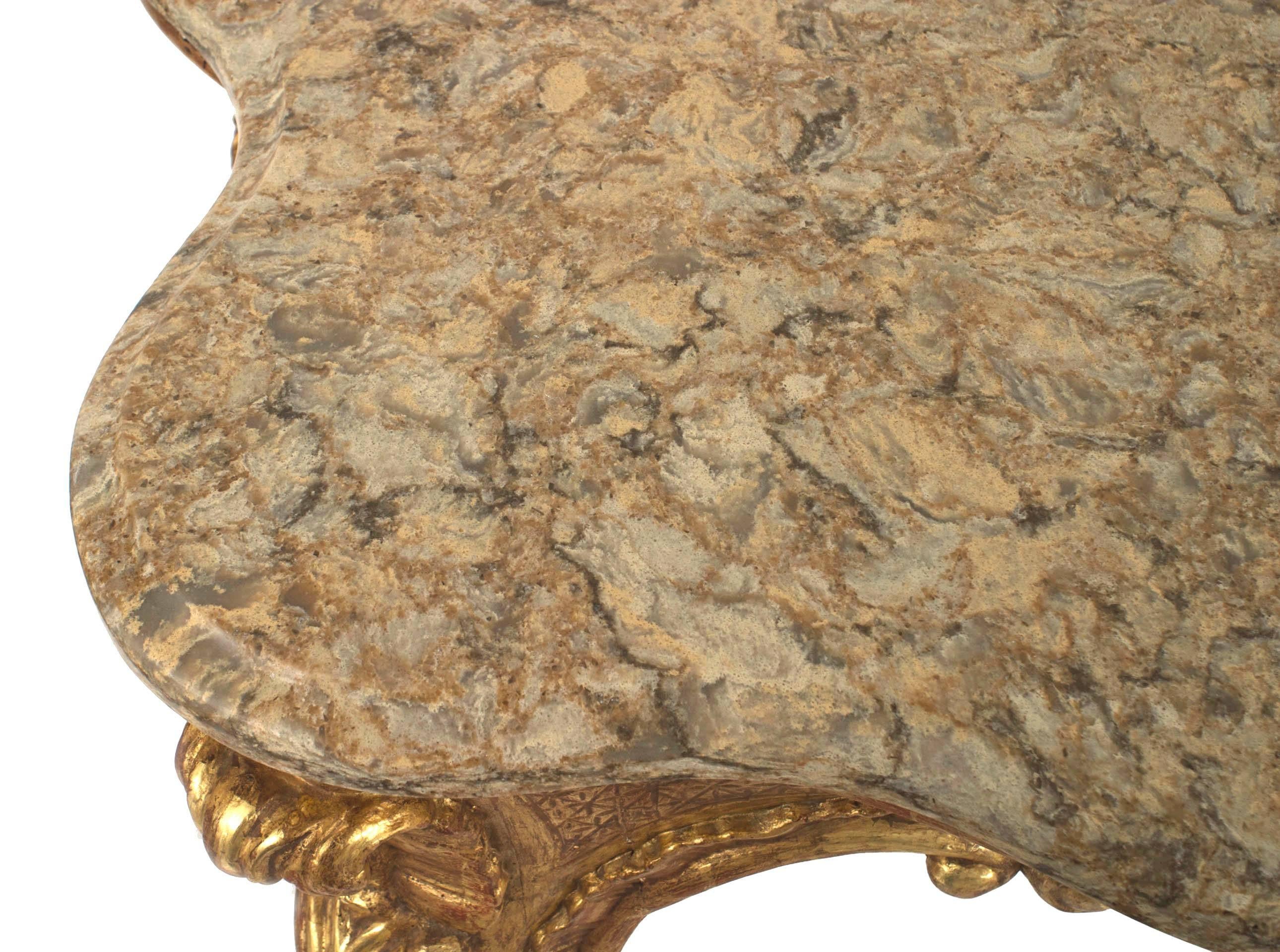 Consola rococó italiana (s. XVIII) tallada en dorado, con tablero en forma de serpentina y diseño abierto frontal y lateral en el faldón. (Tapa de mármol por hacer)
